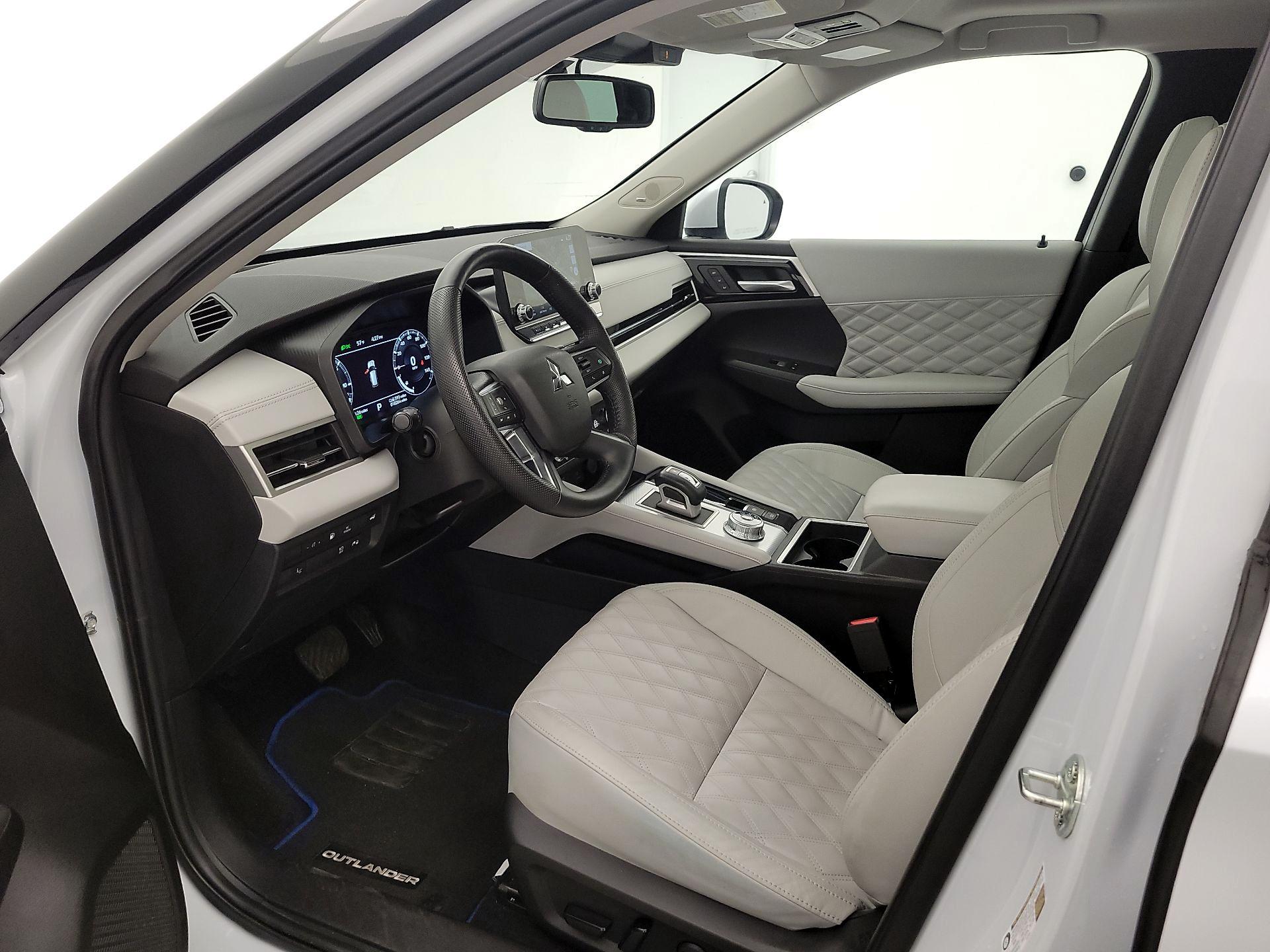 Thumbnail: 2023 Mitsubishi Outlander - 11
