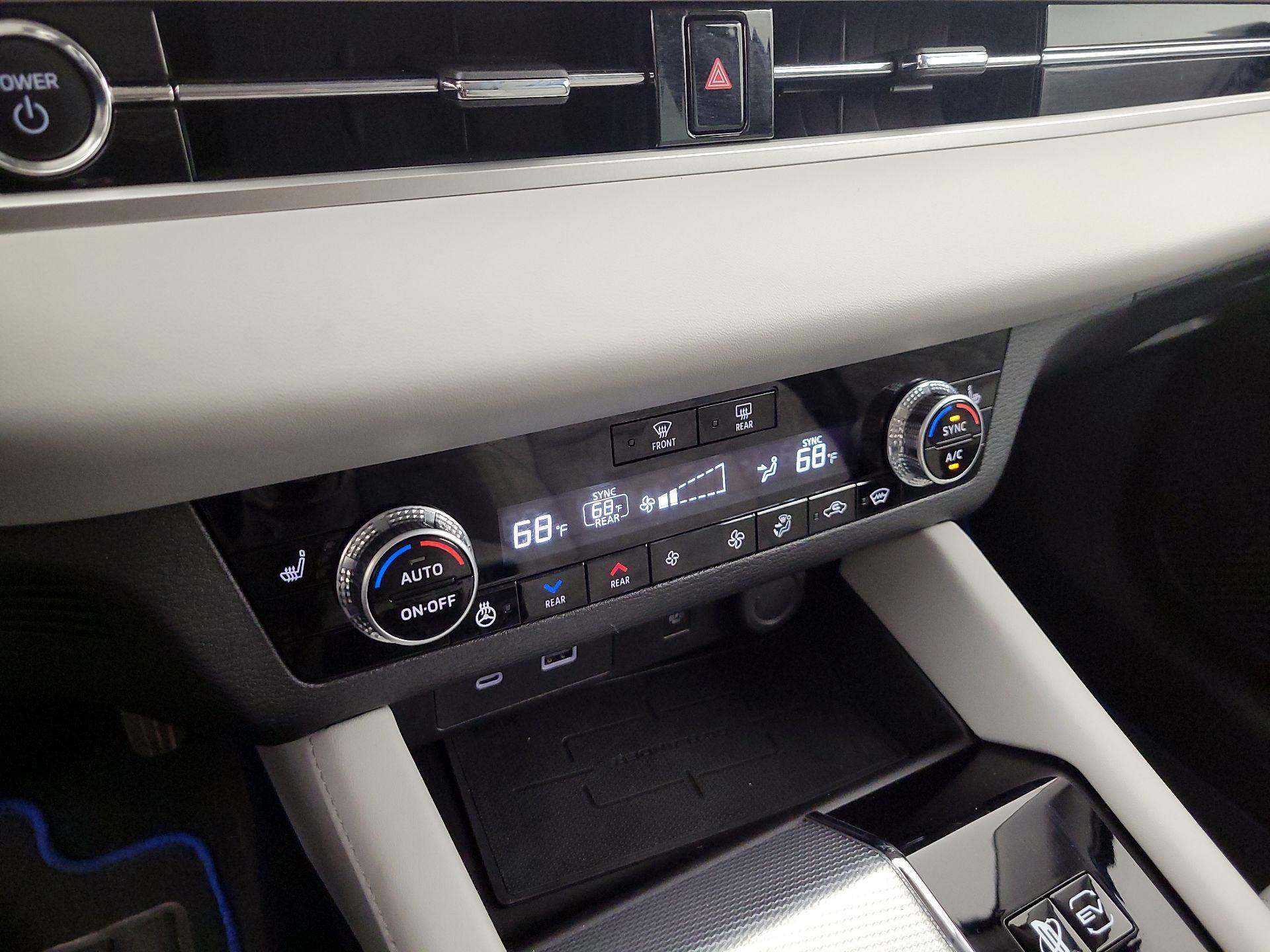 Thumbnail: 2023 Mitsubishi Outlander - 17