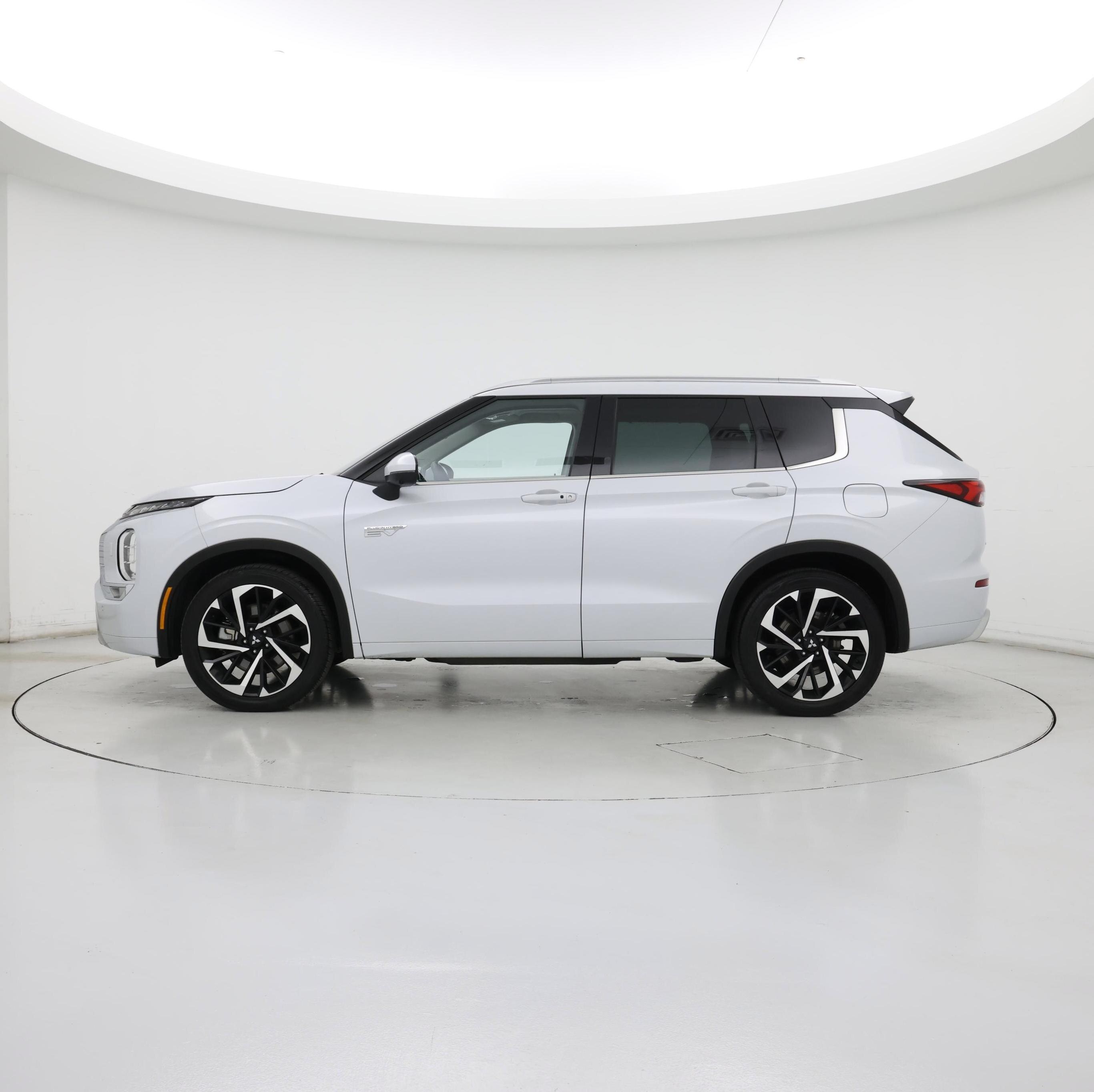 Thumbnail: 2023 Mitsubishi Outlander - 3