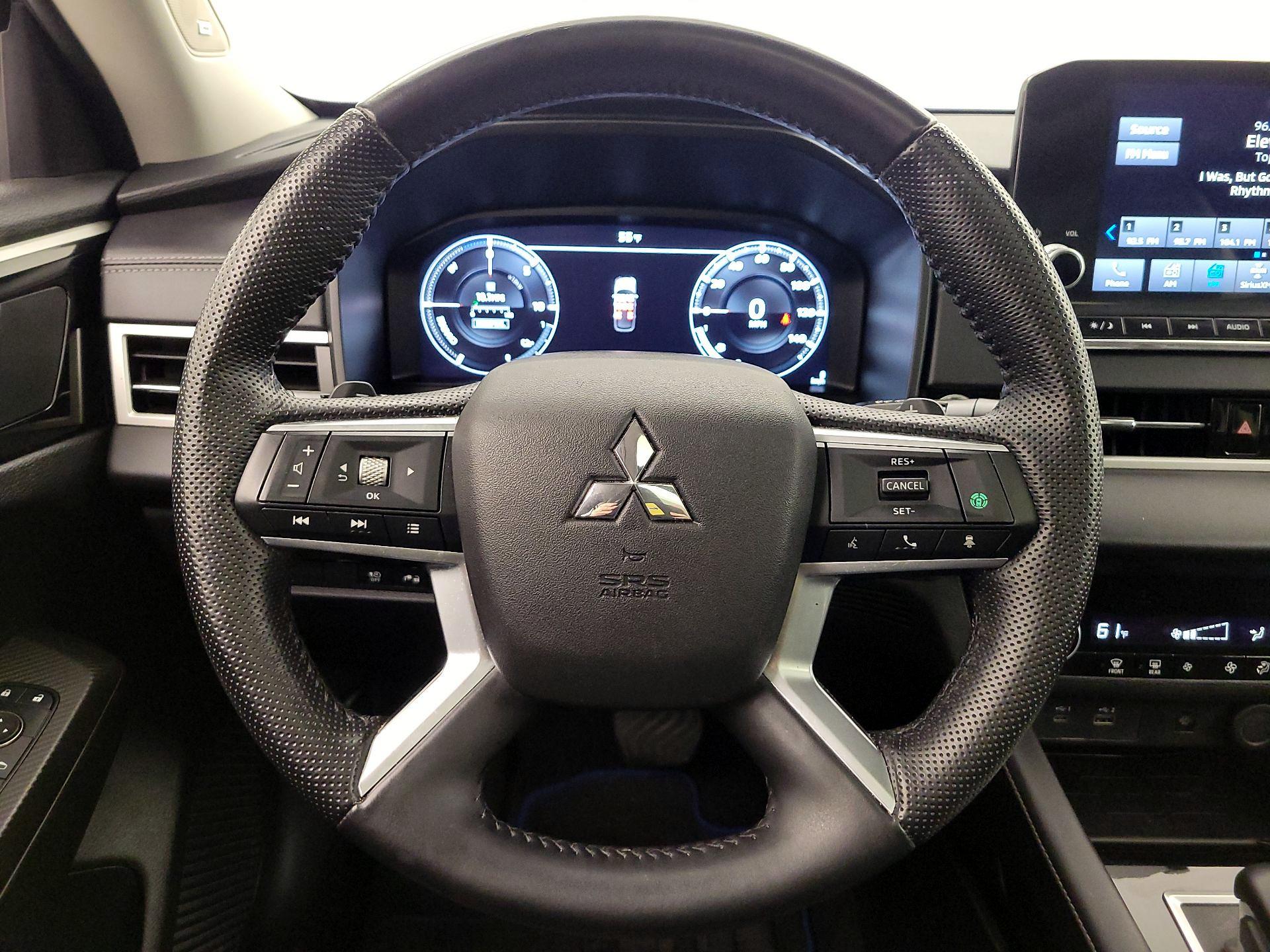 Thumbnail: 2023 Mitsubishi Outlander - 10