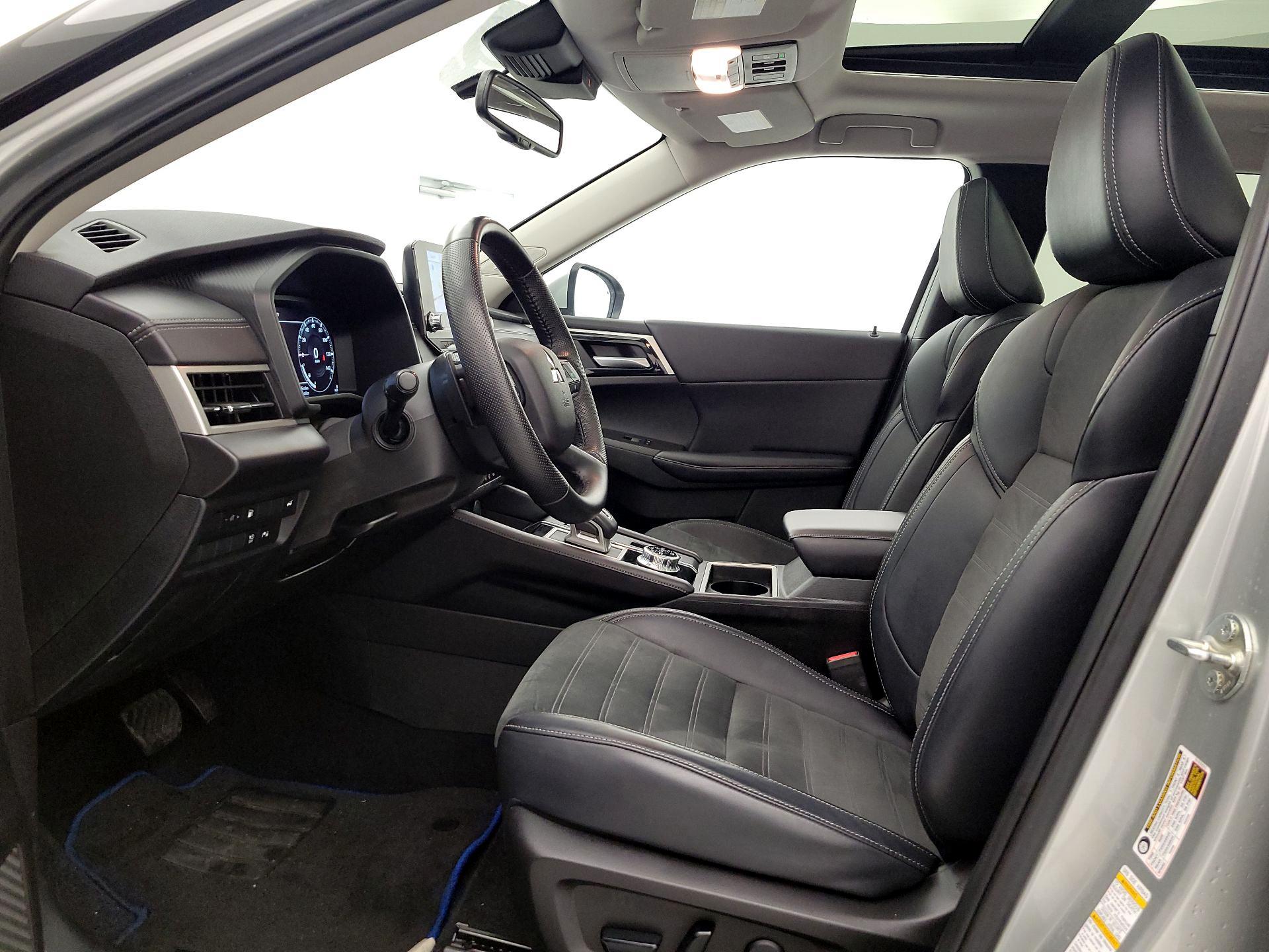 Thumbnail: 2023 Mitsubishi Outlander - 11