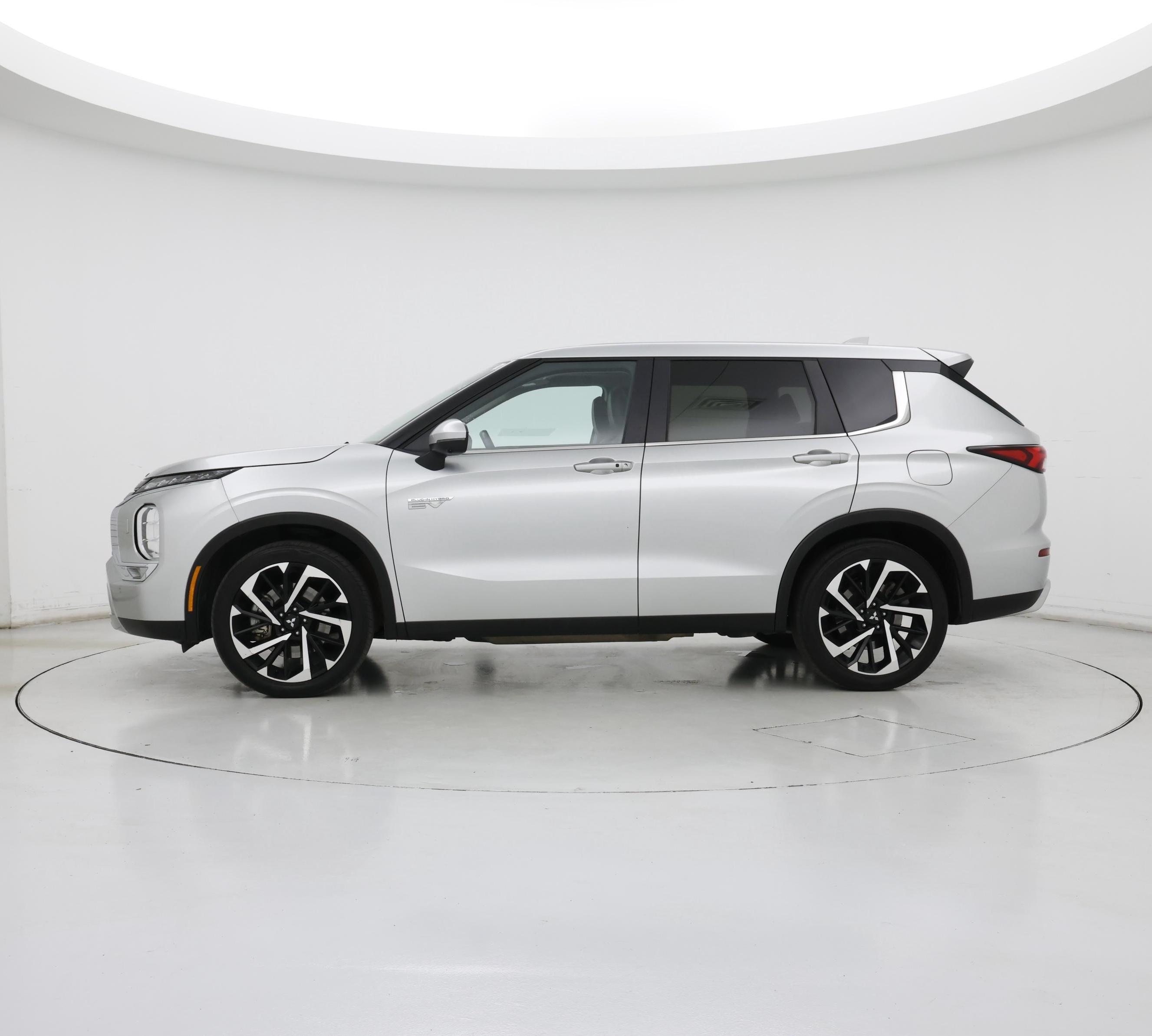 Thumbnail: 2023 Mitsubishi Outlander - 3
