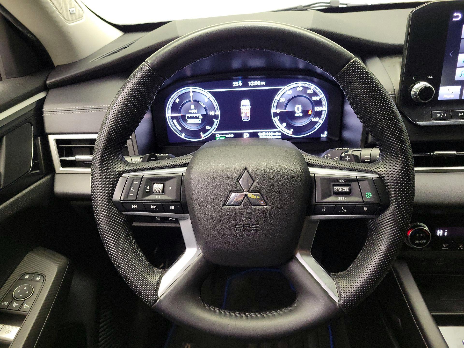 Thumbnail: 2023 Mitsubishi Outlander - 10