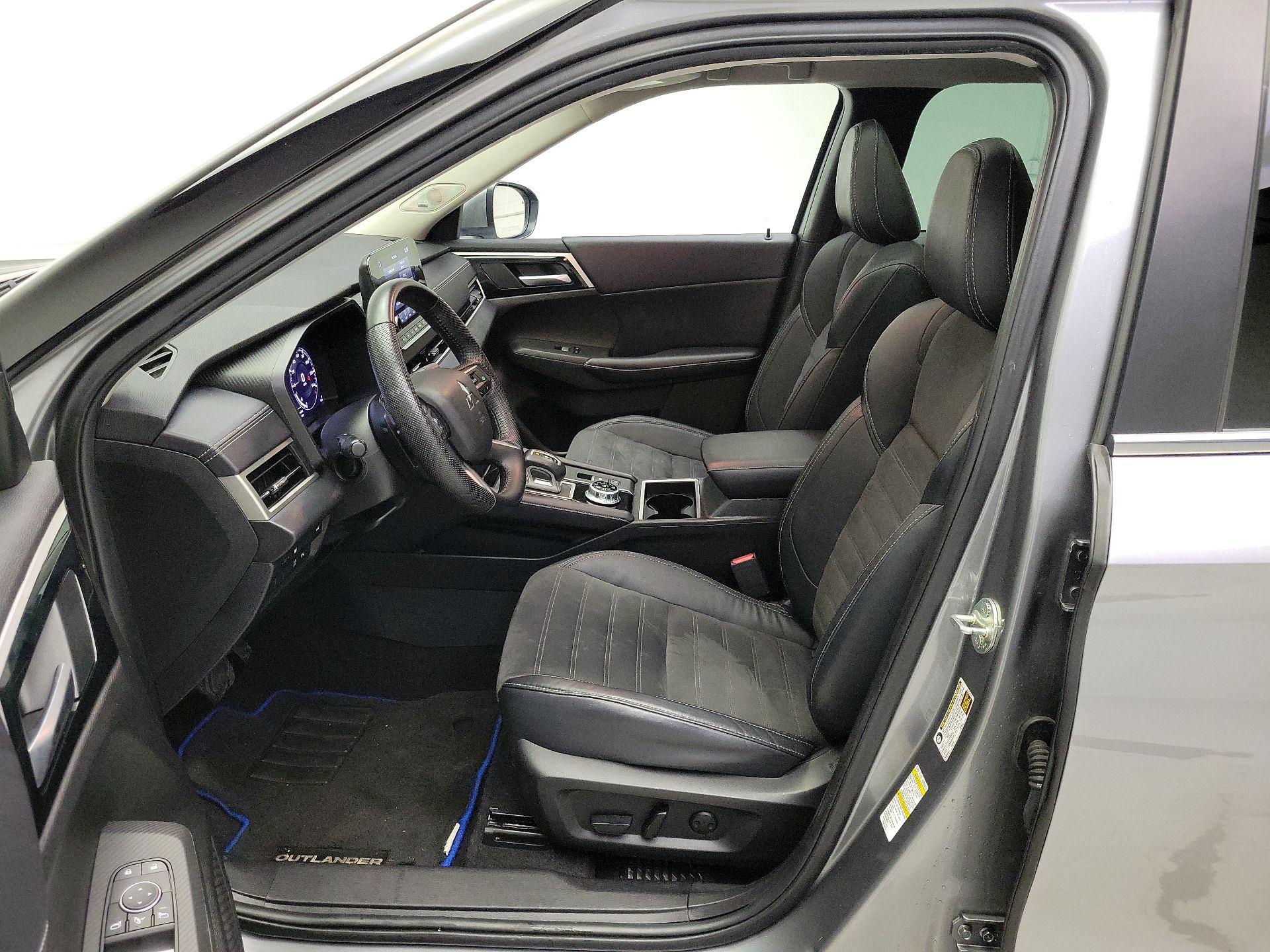 Thumbnail: 2023 Mitsubishi Outlander - 11