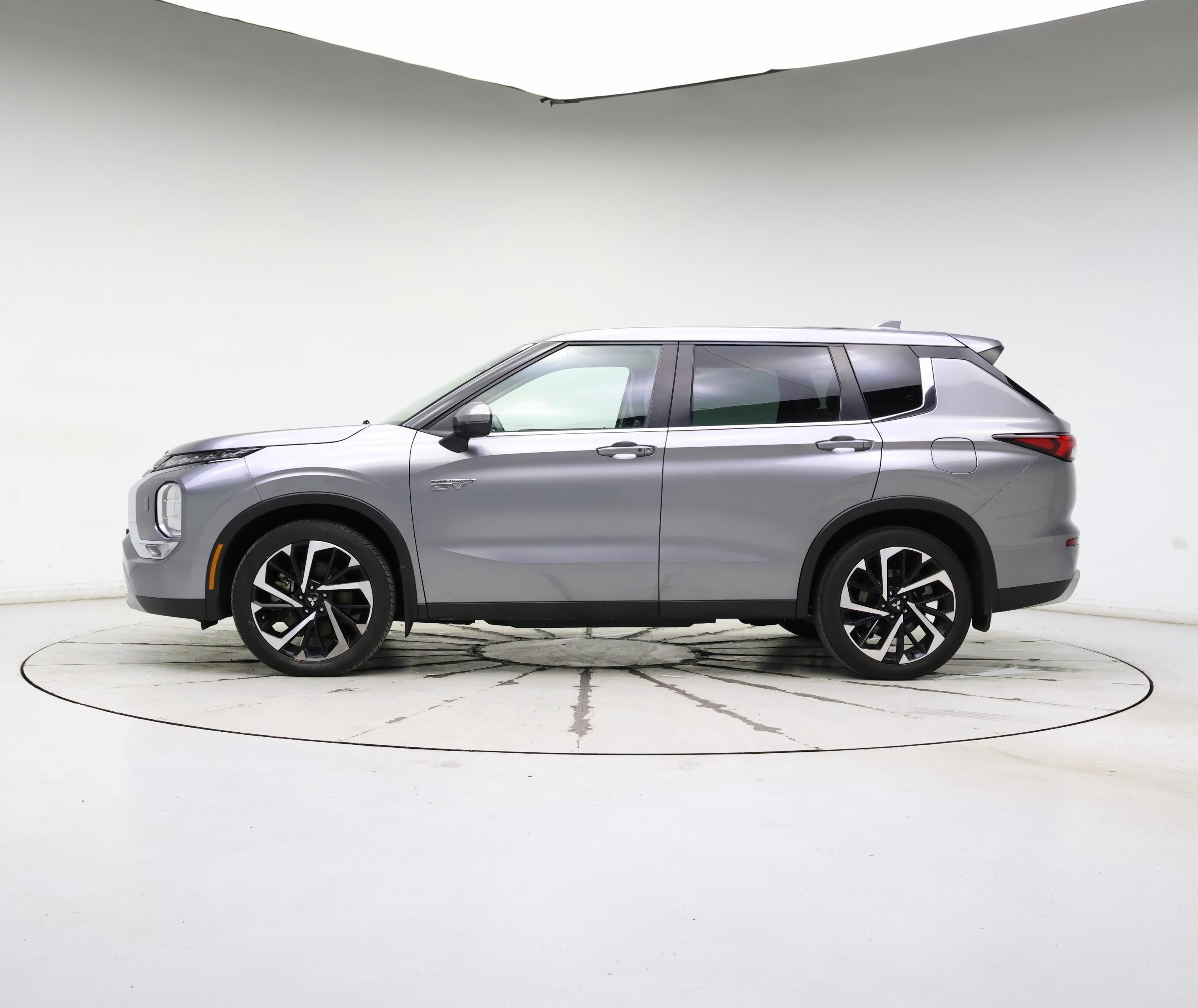 Thumbnail: 2023 Mitsubishi Outlander - 3