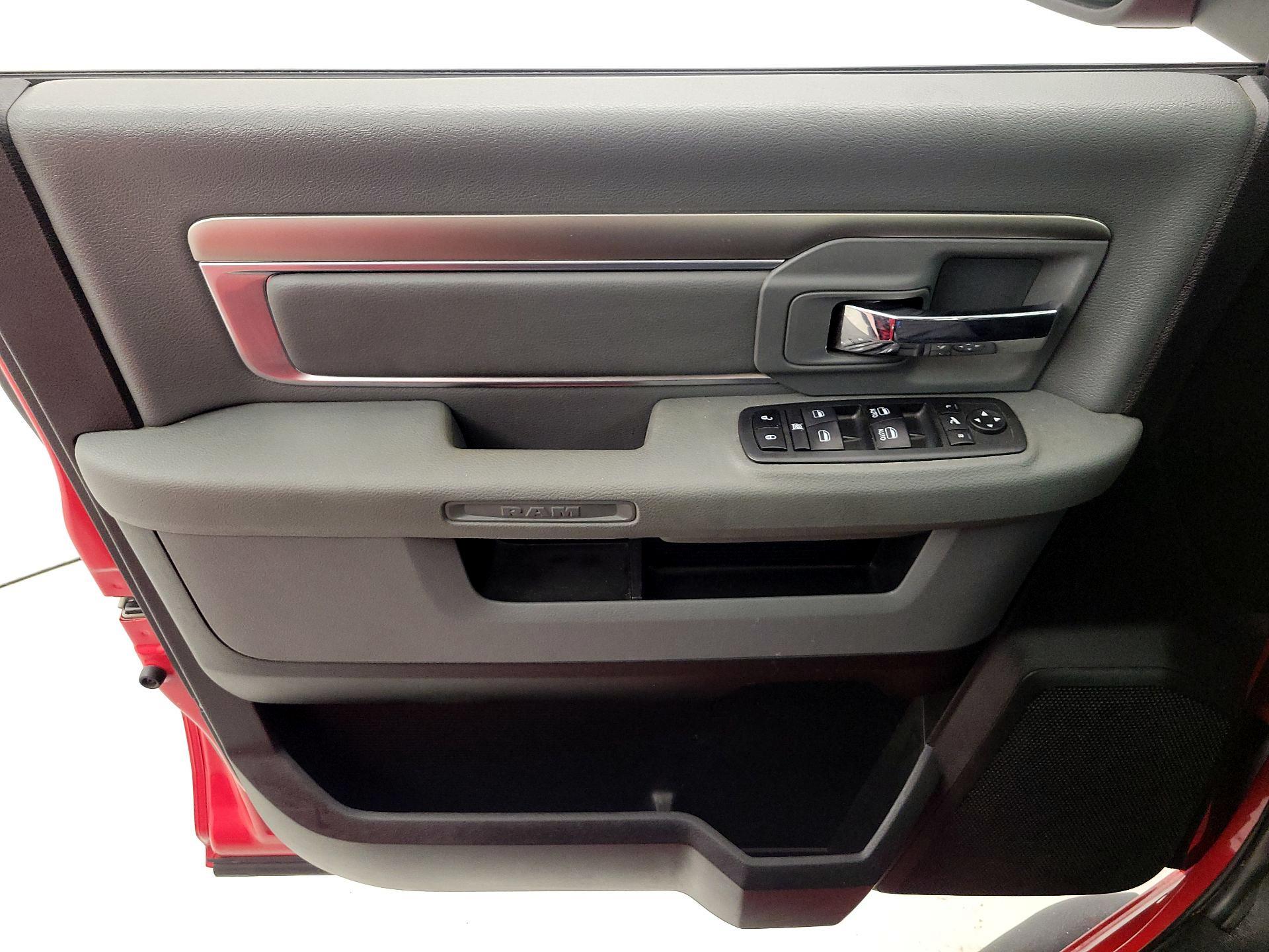 Thumbnail: 2019 RAM 1500 Classic - 12