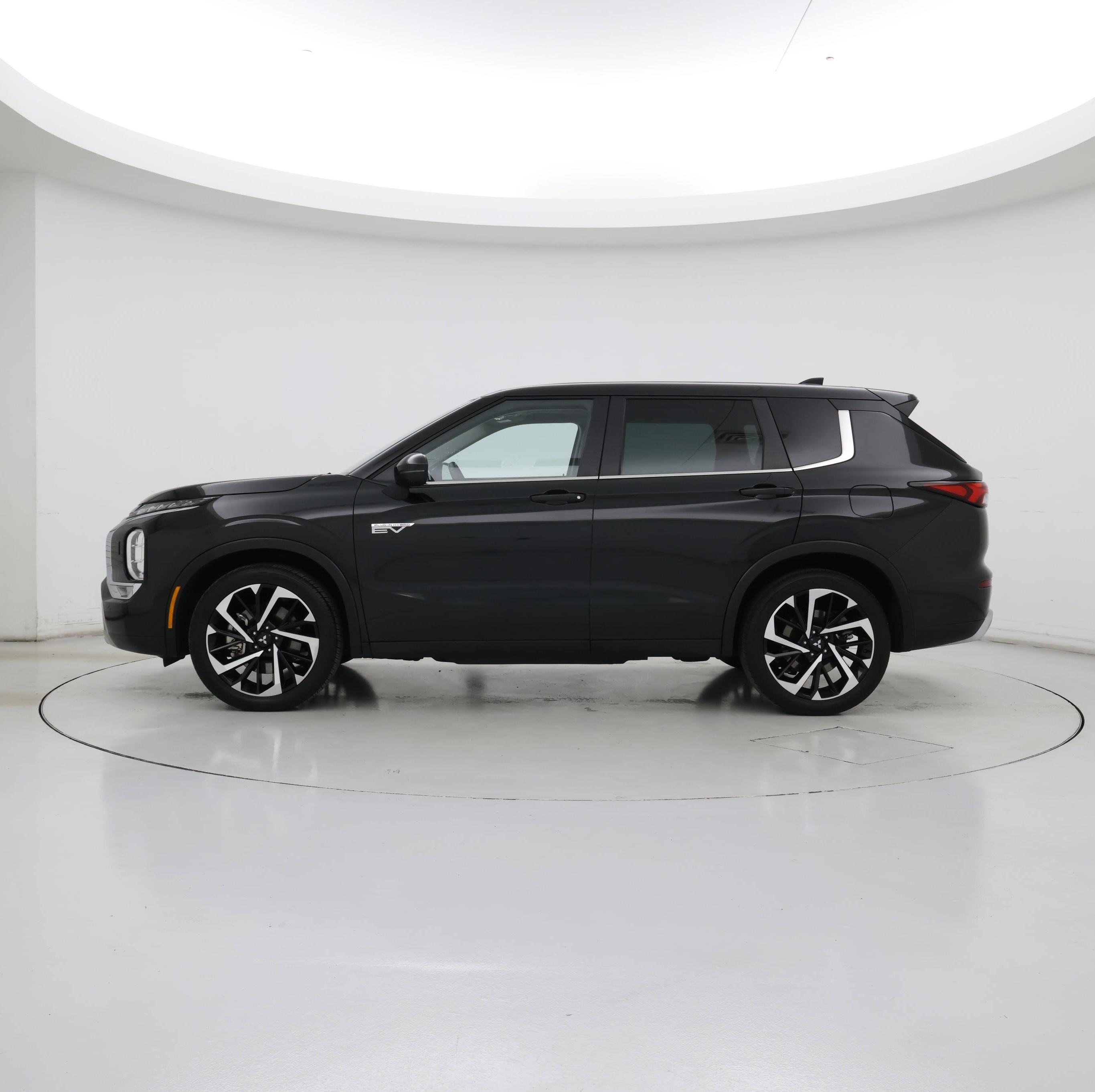 Thumbnail: 2023 Mitsubishi Outlander - 3