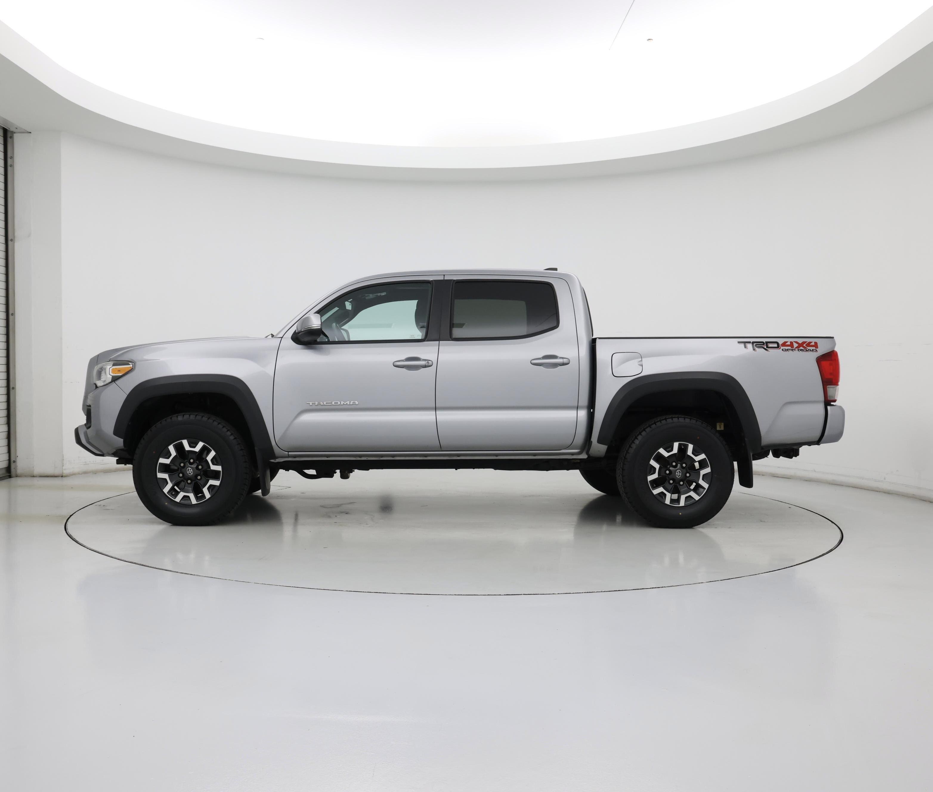 Thumbnail: 2017 Toyota Tacoma - 3