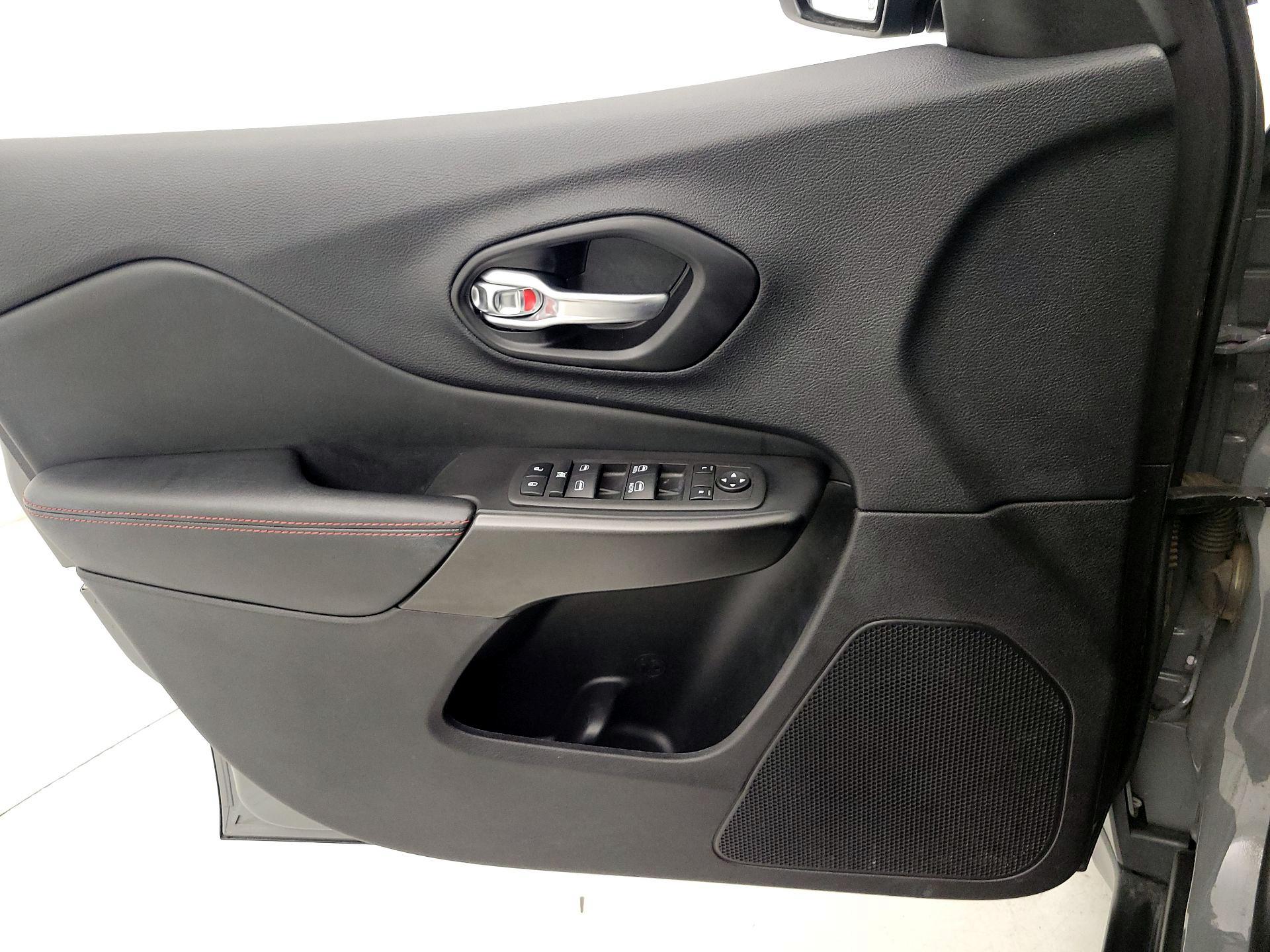 Thumbnail: 2022 Jeep Cherokee - 12