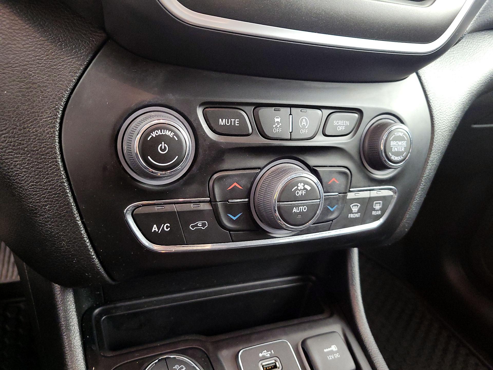 Thumbnail: 2022 Jeep Cherokee - 17