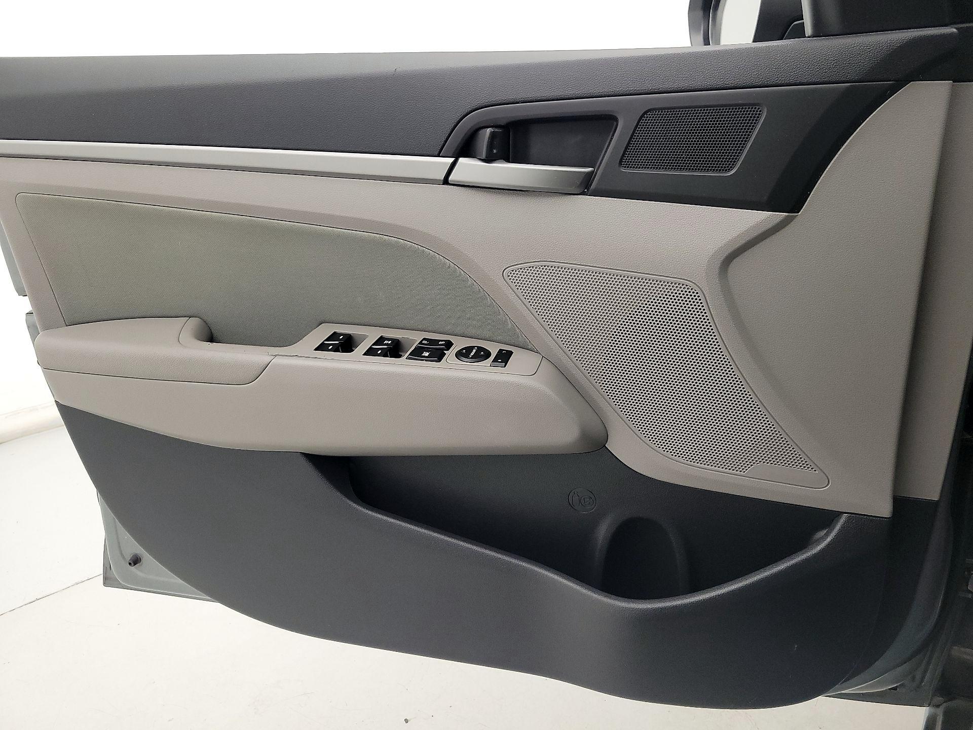 Thumbnail: 2018 Hyundai Elantra - 12