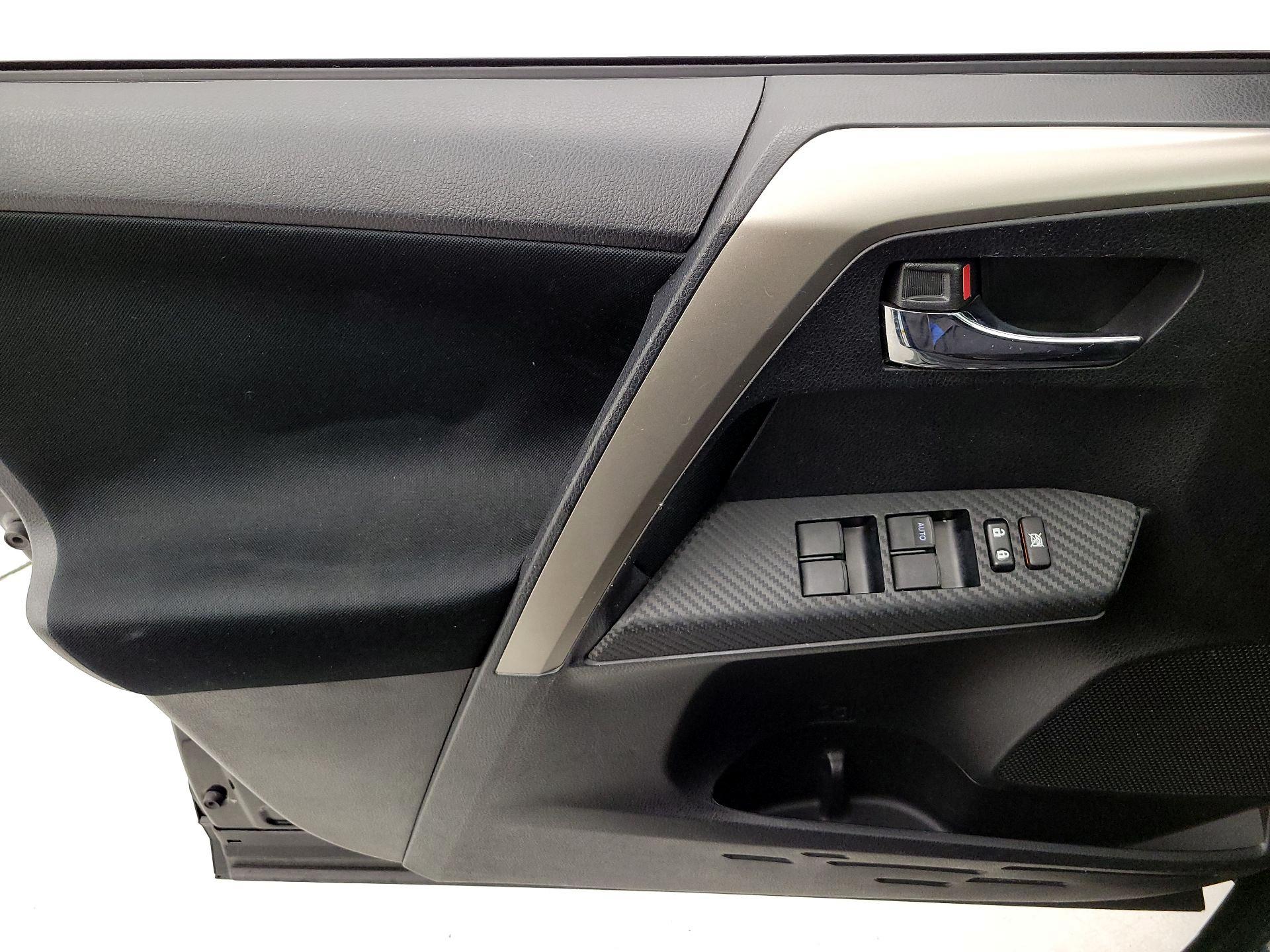 Thumbnail: 2015 Toyota RAV4 - 12