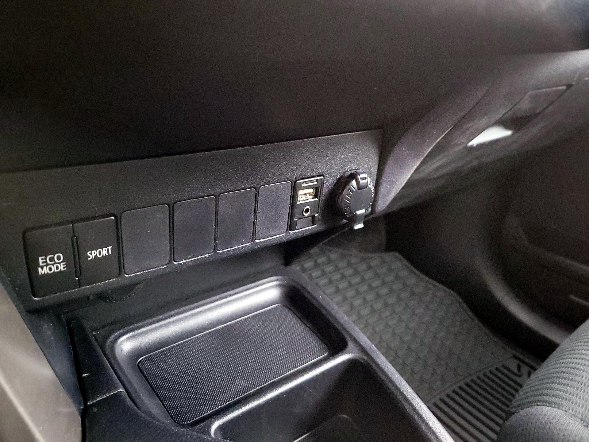 Thumbnail: 2015 Toyota RAV4 - 18