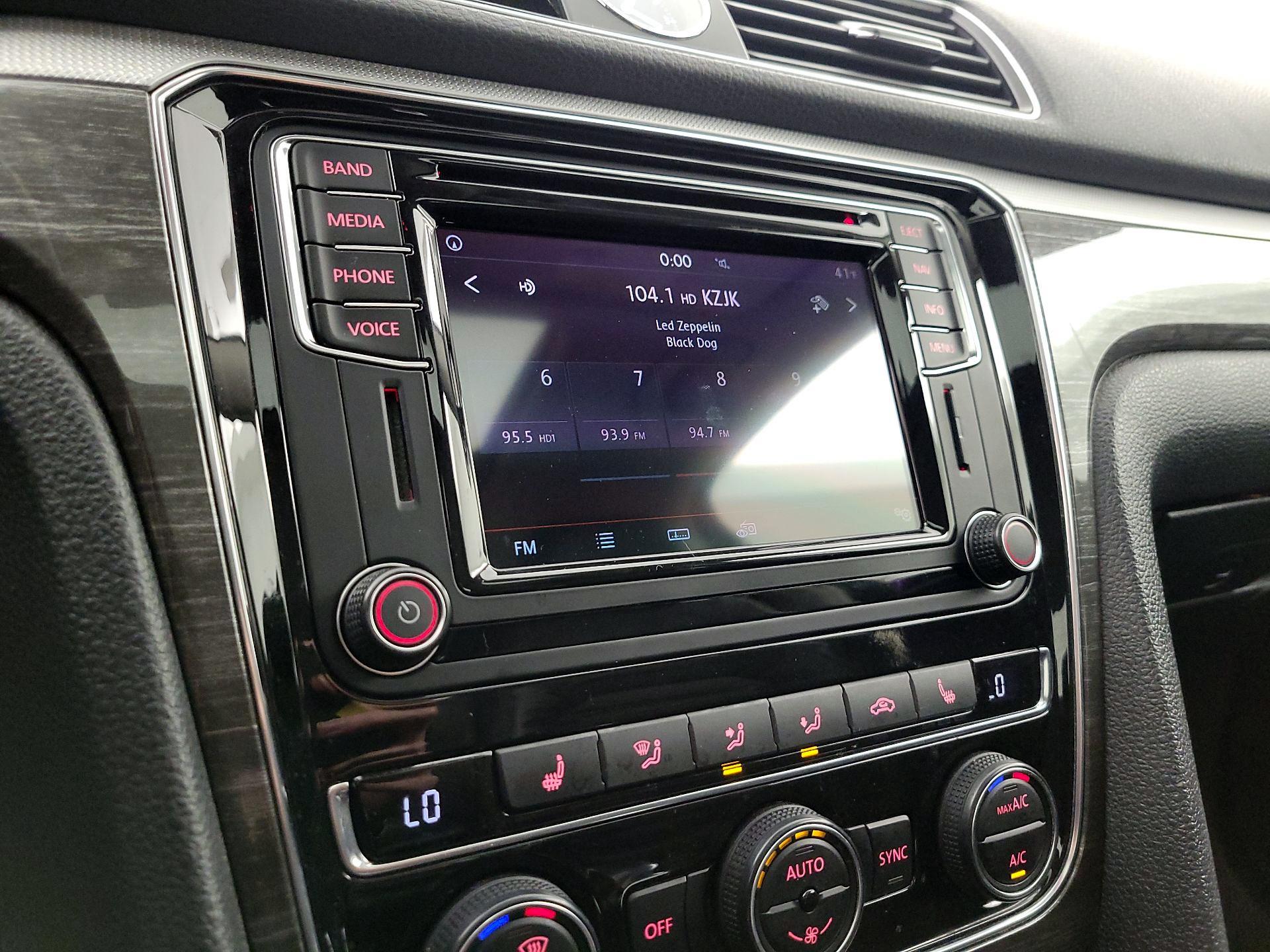 Thumbnail: 2016 Volkswagen Passat - 16