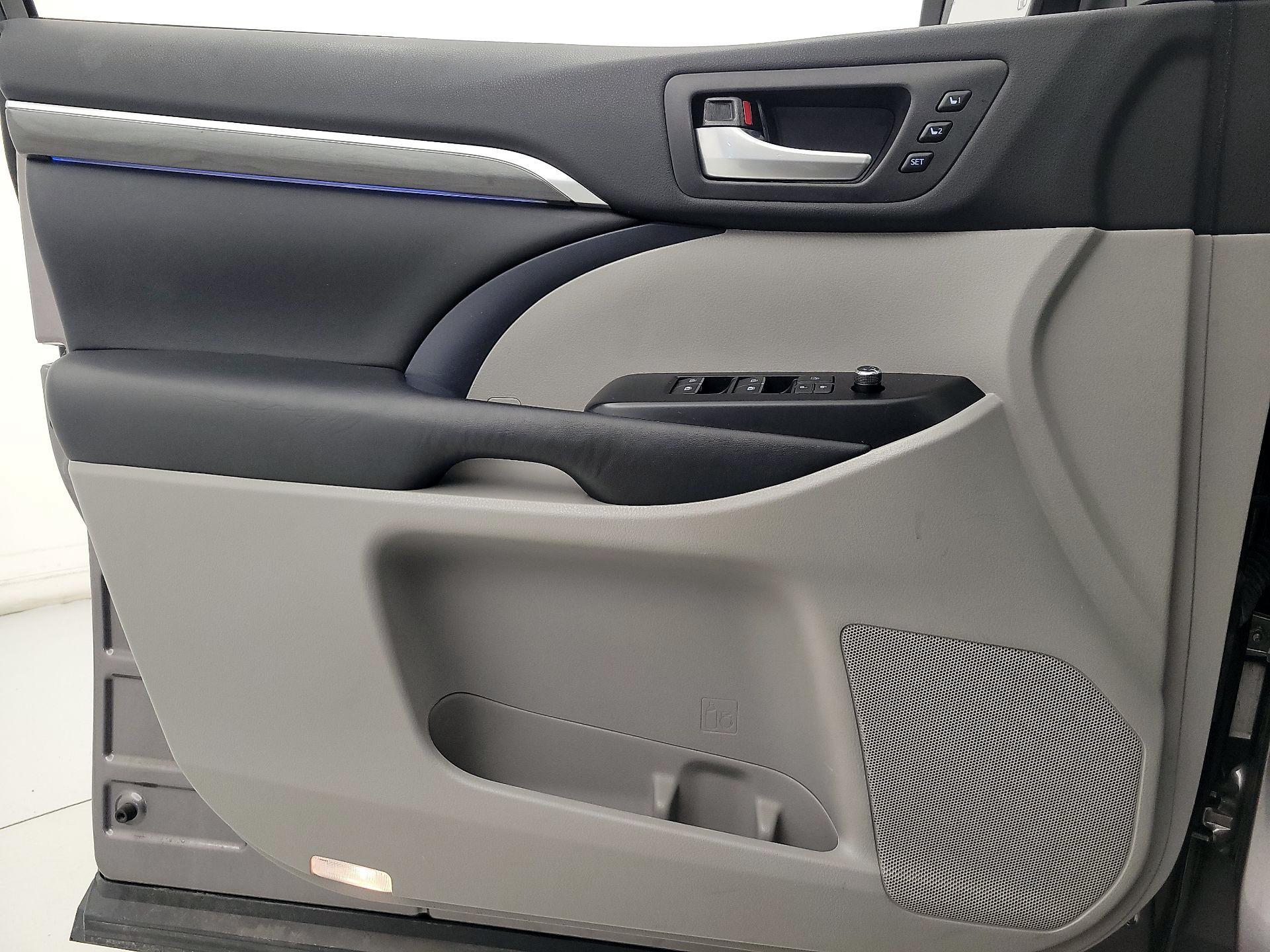 Thumbnail: 2017 Toyota Highlander - 12