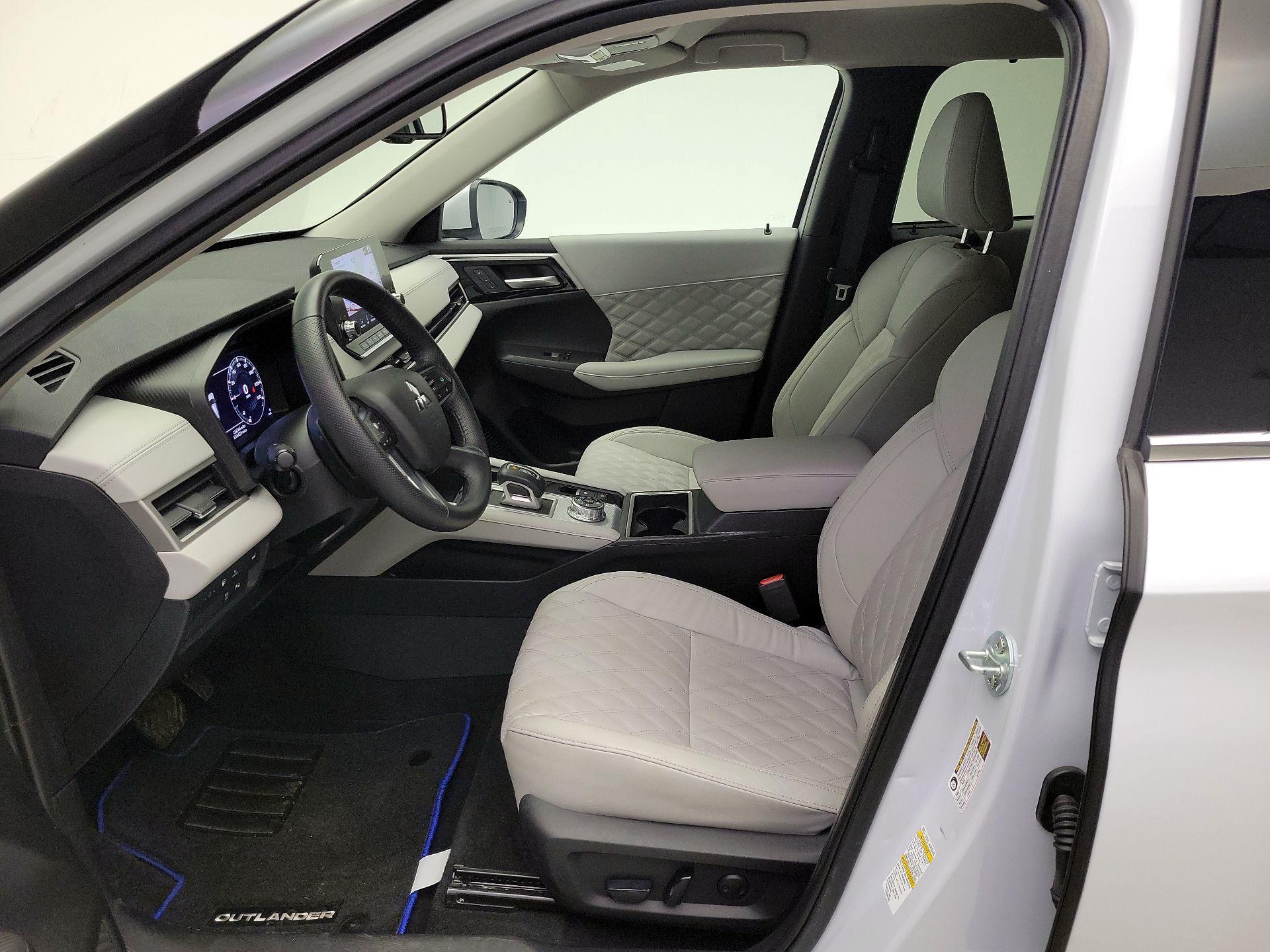 Thumbnail: 2023 Mitsubishi Outlander - 11