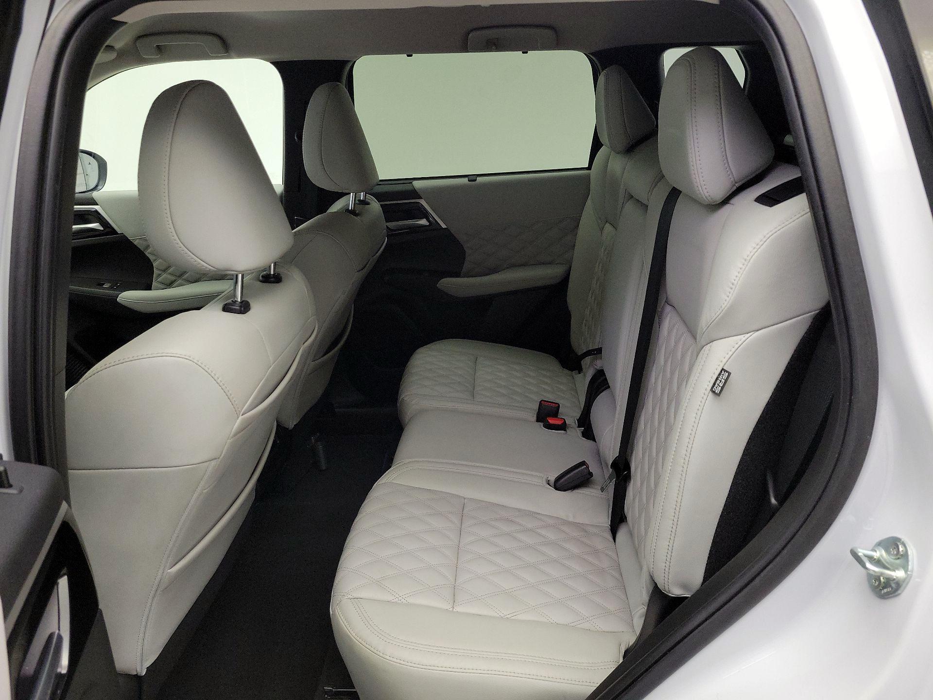 Thumbnail: 2023 Mitsubishi Outlander - 20