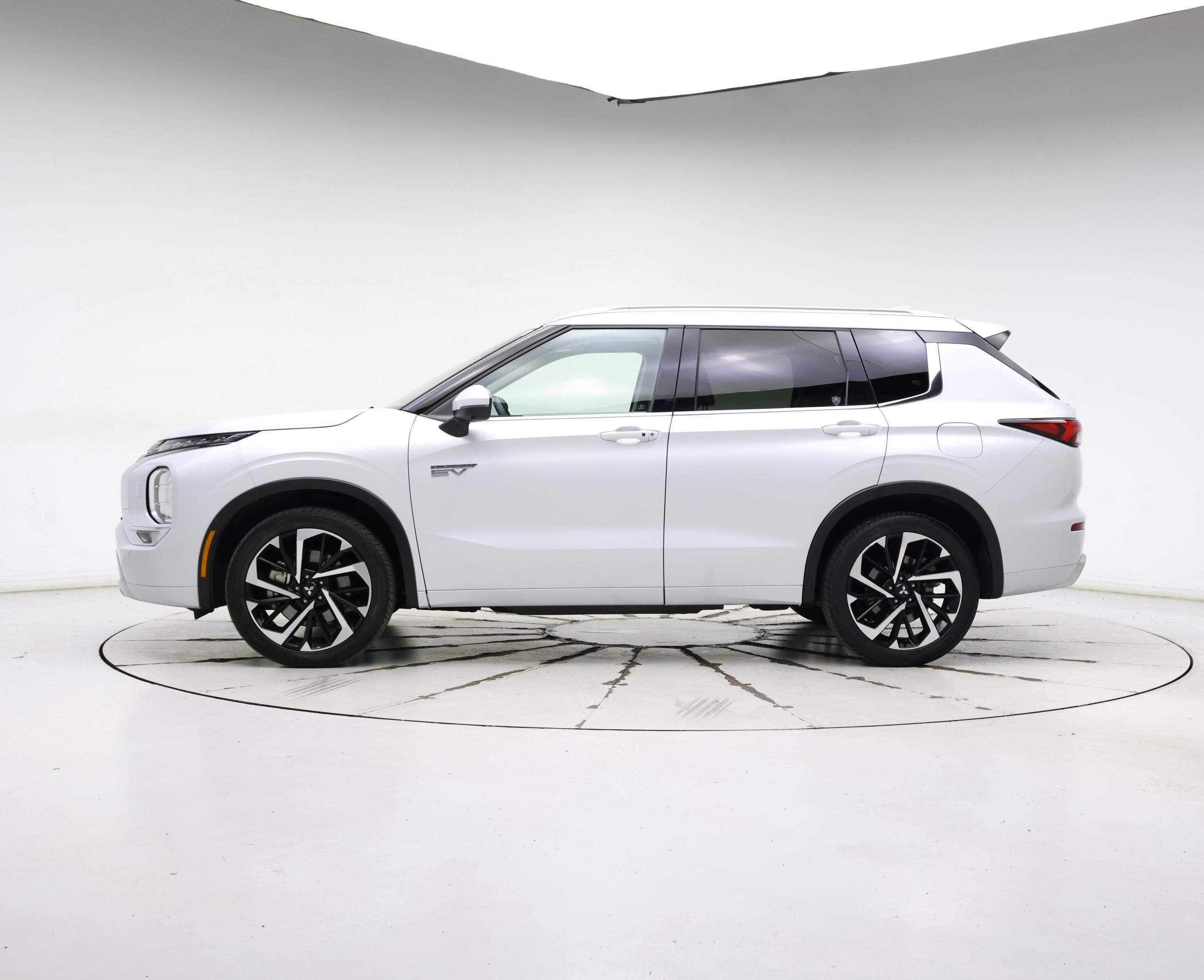 Thumbnail: 2023 Mitsubishi Outlander - 3