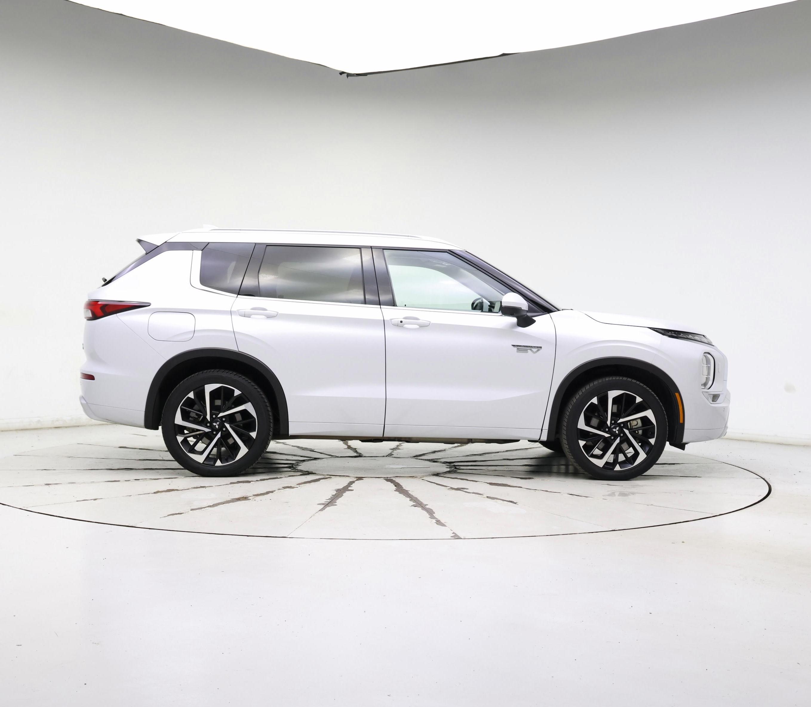 Thumbnail: 2023 Mitsubishi Outlander - 7