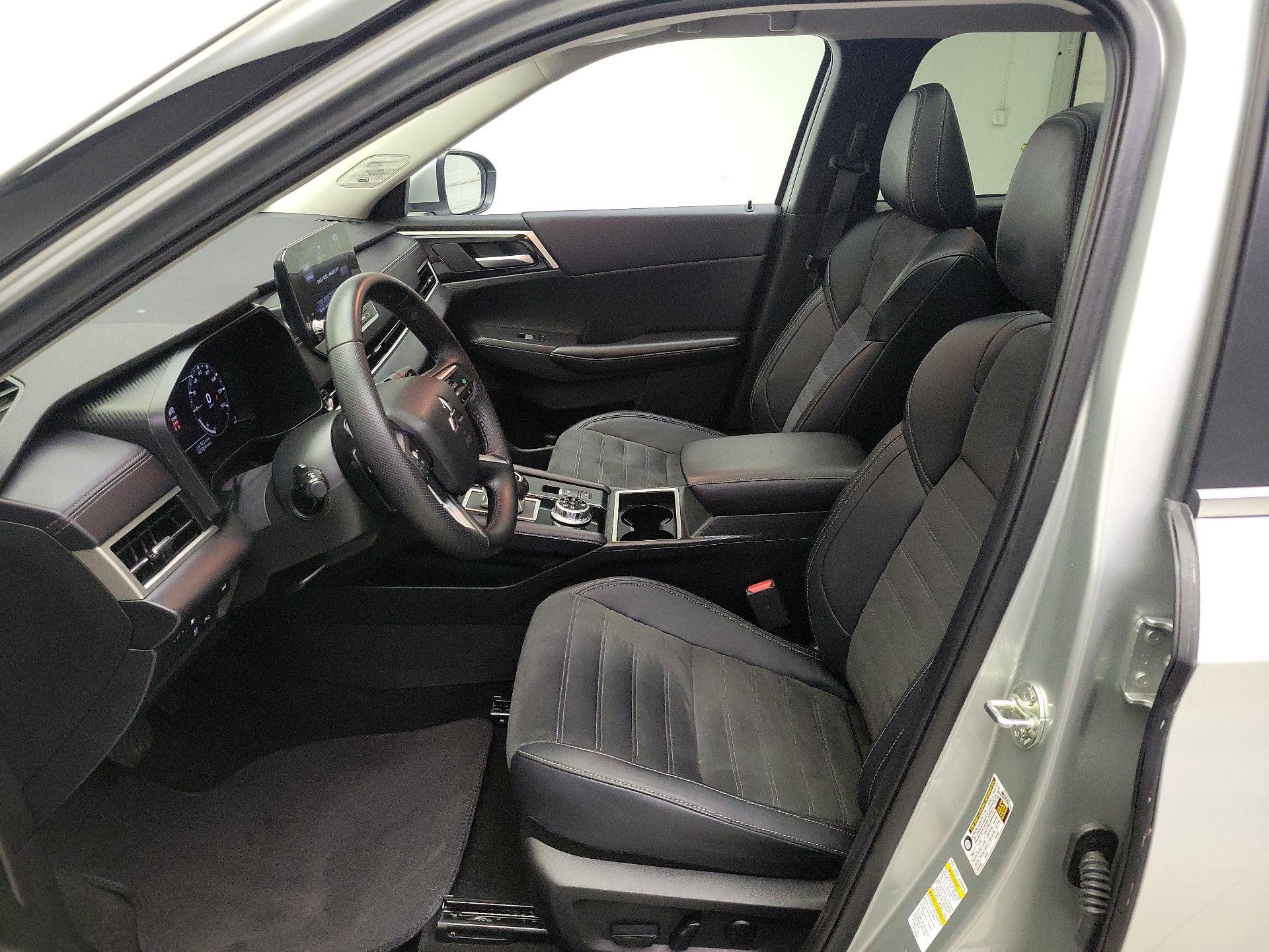 Thumbnail: 2023 Mitsubishi Outlander - 11