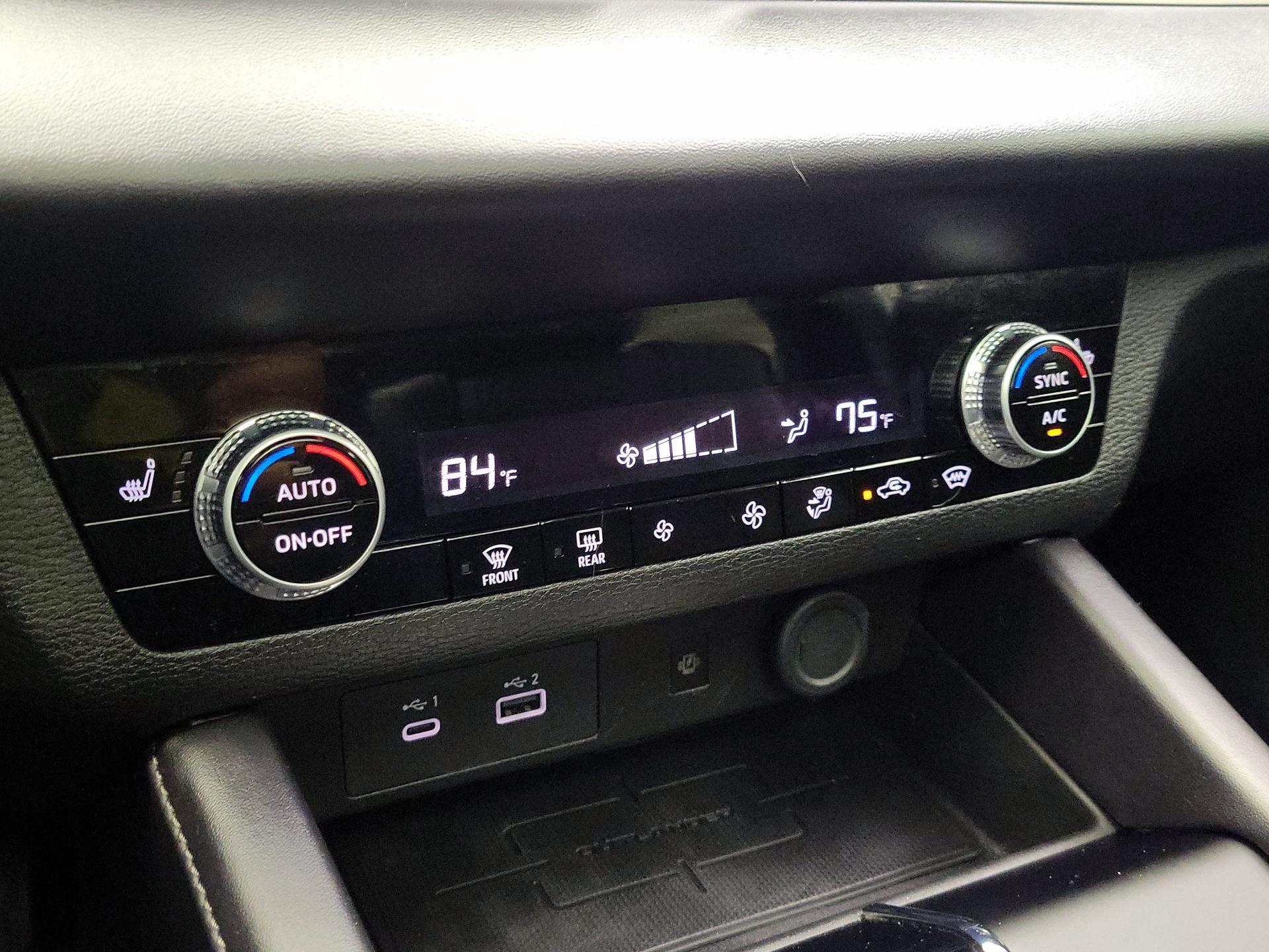 Thumbnail: 2023 Mitsubishi Outlander - 16