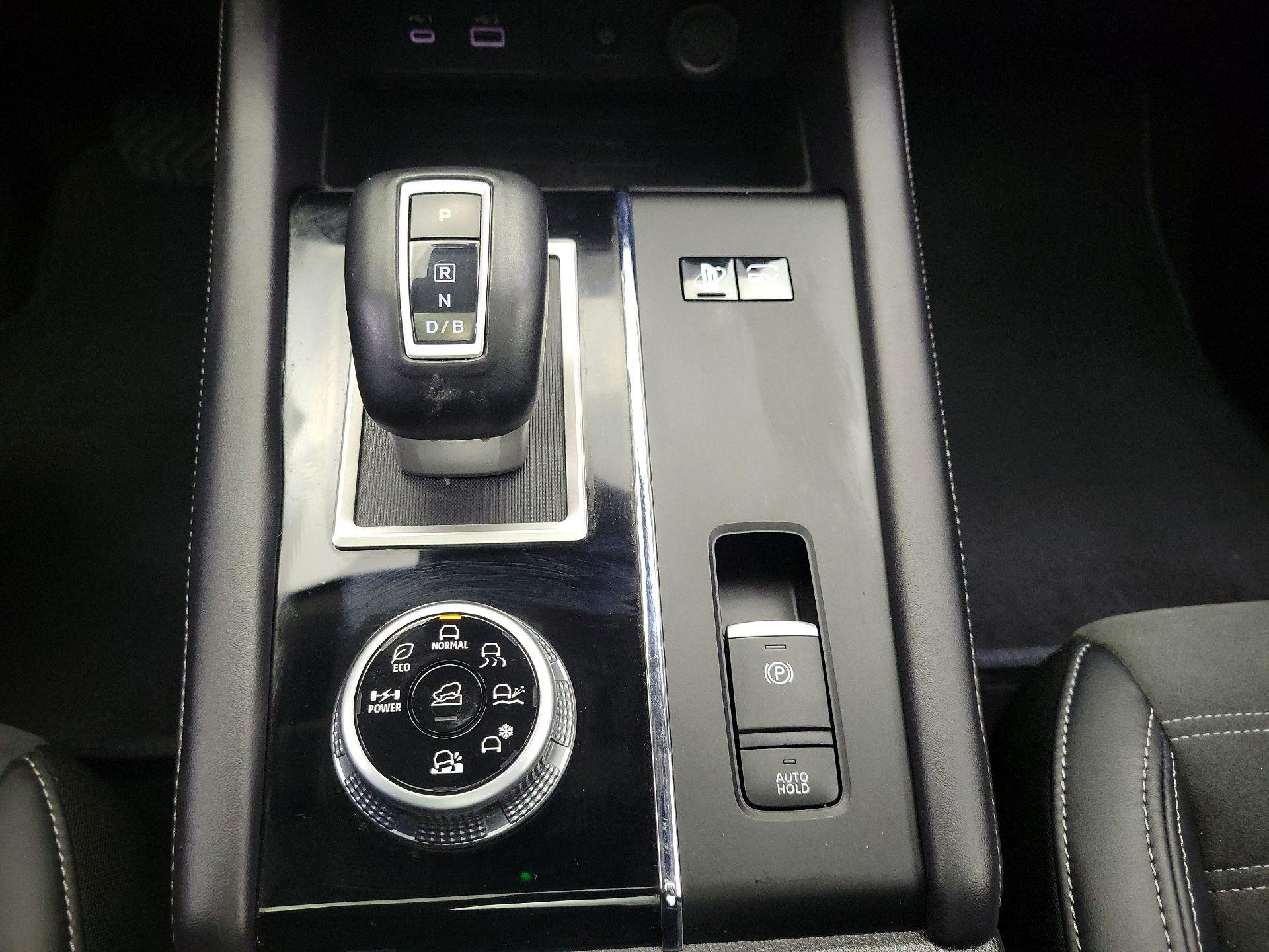 Thumbnail: 2023 Mitsubishi Outlander - 17