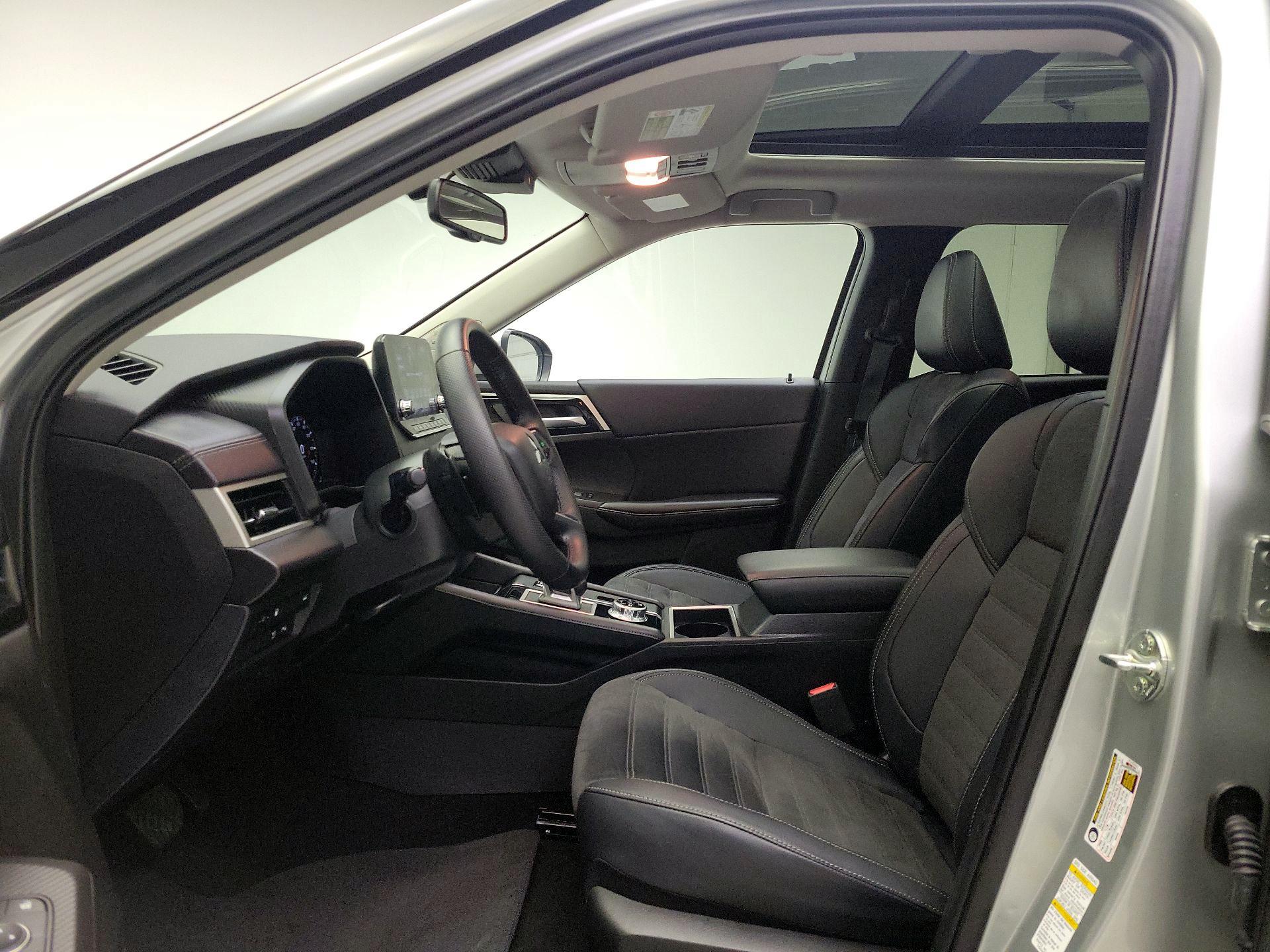 Thumbnail: 2023 Mitsubishi Outlander - 19