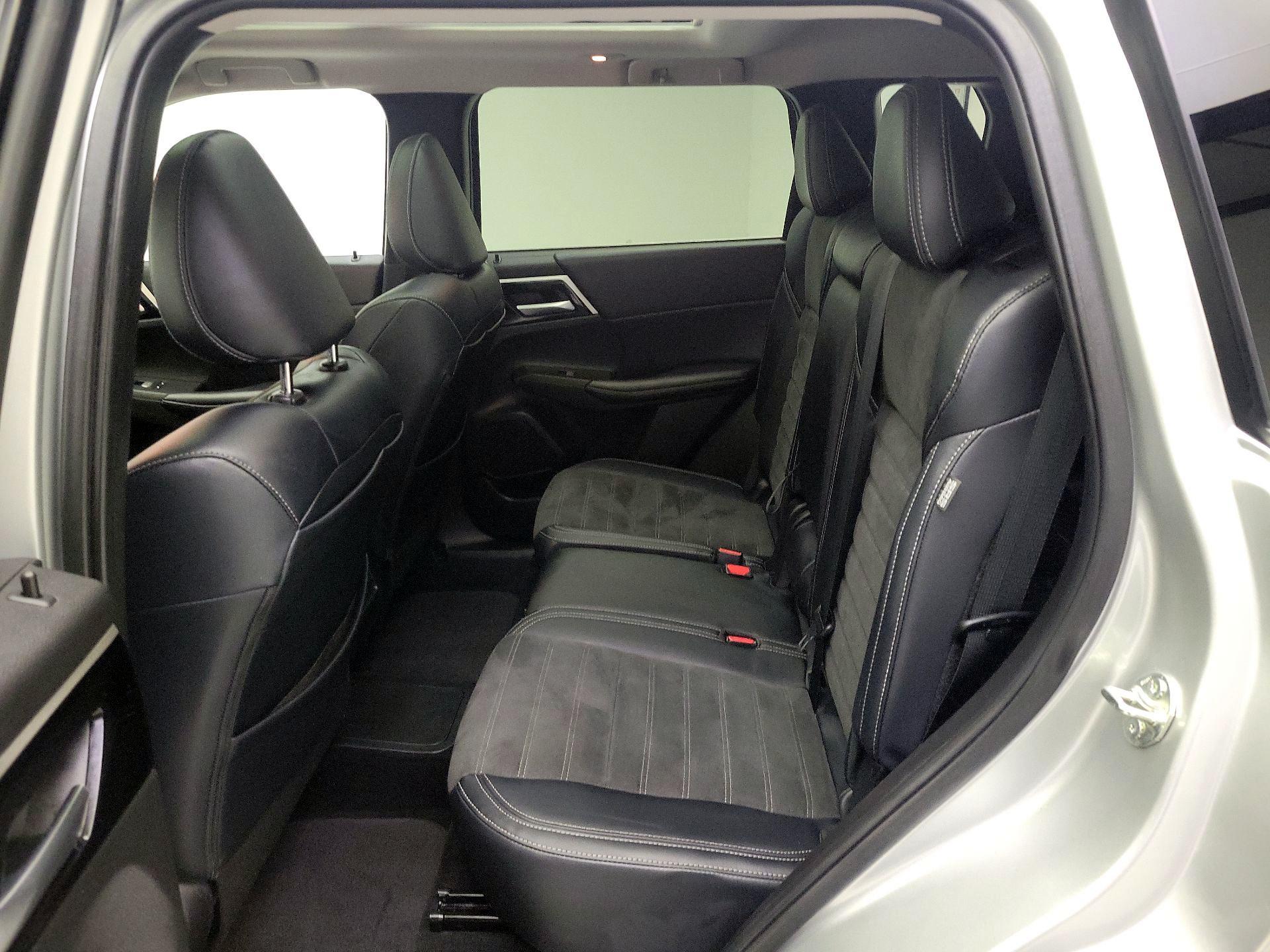 Thumbnail: 2023 Mitsubishi Outlander - 20