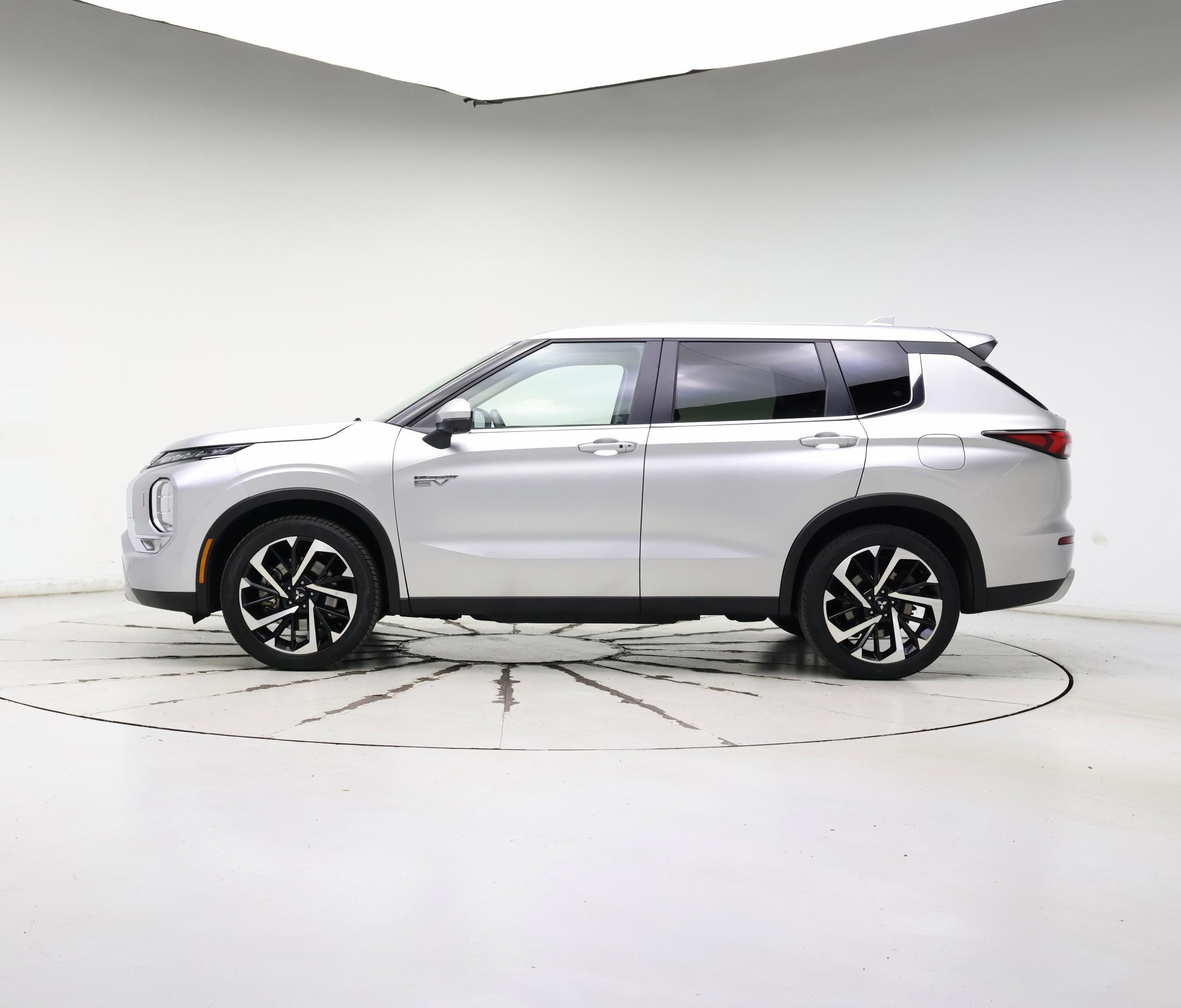 Thumbnail: 2023 Mitsubishi Outlander - 3