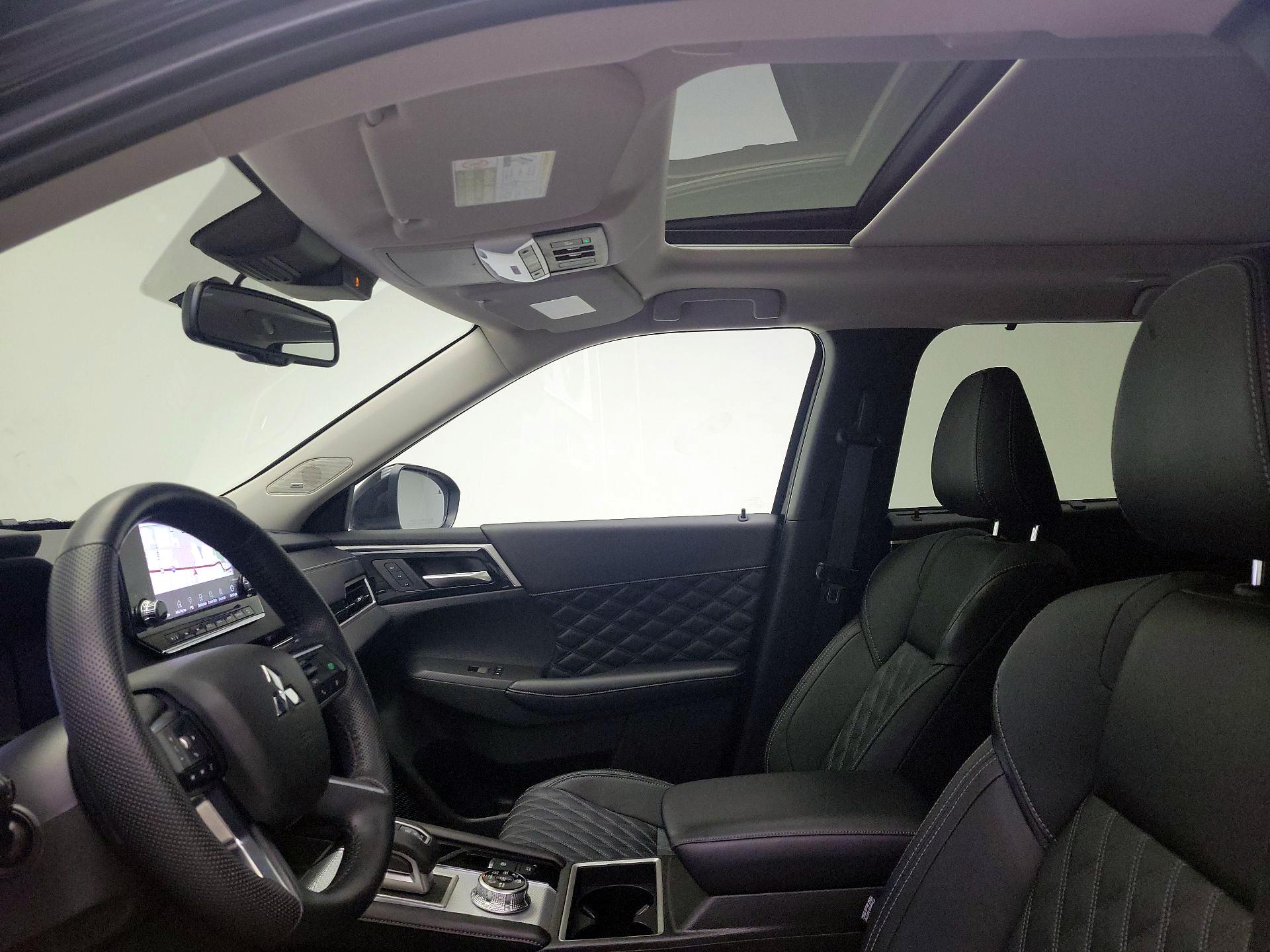 Thumbnail: 2023 Mitsubishi Outlander - 20