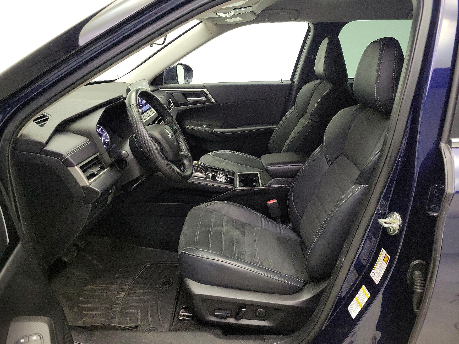 Thumbnail: 2023 Mitsubishi Outlander - 11