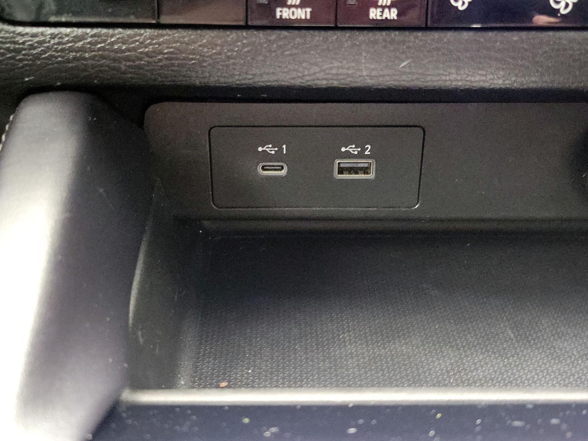 Thumbnail: 2023 Mitsubishi Outlander - 19