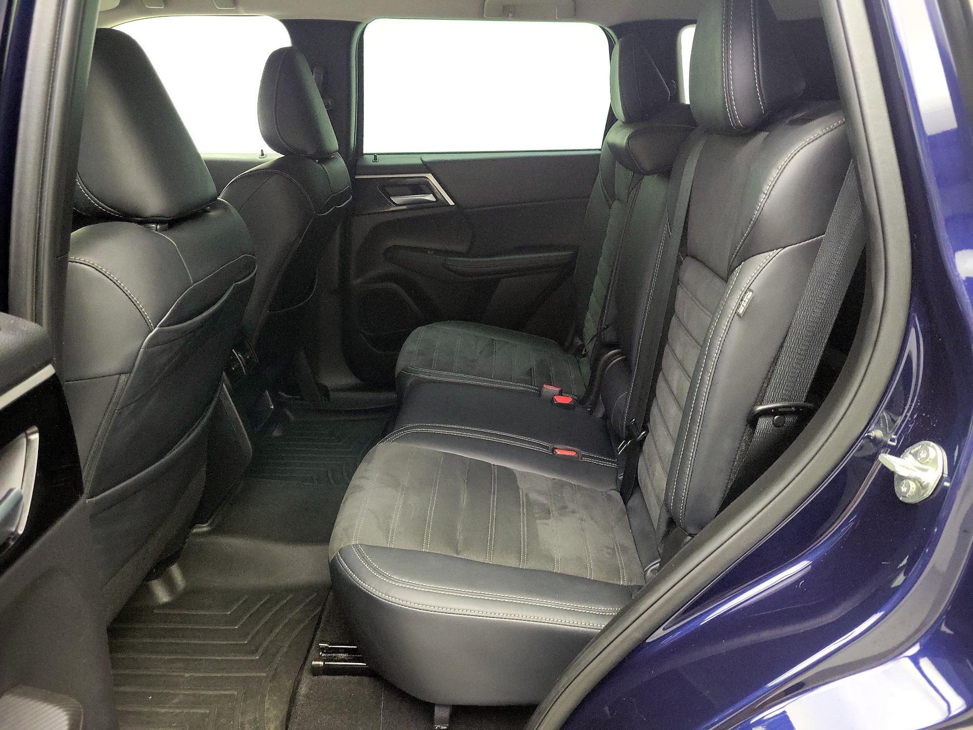 Thumbnail: 2023 Mitsubishi Outlander - 20