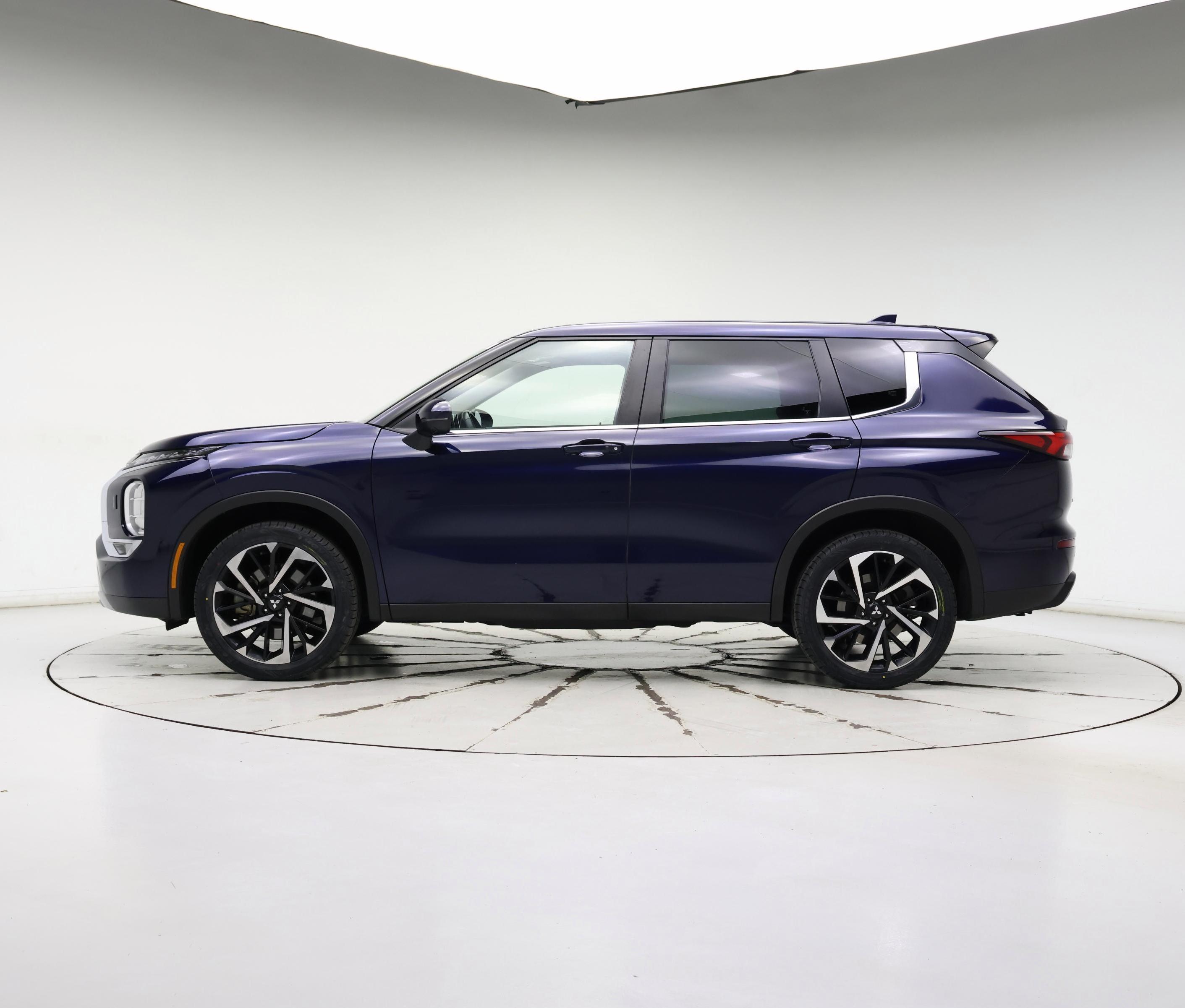 Thumbnail: 2023 Mitsubishi Outlander - 3