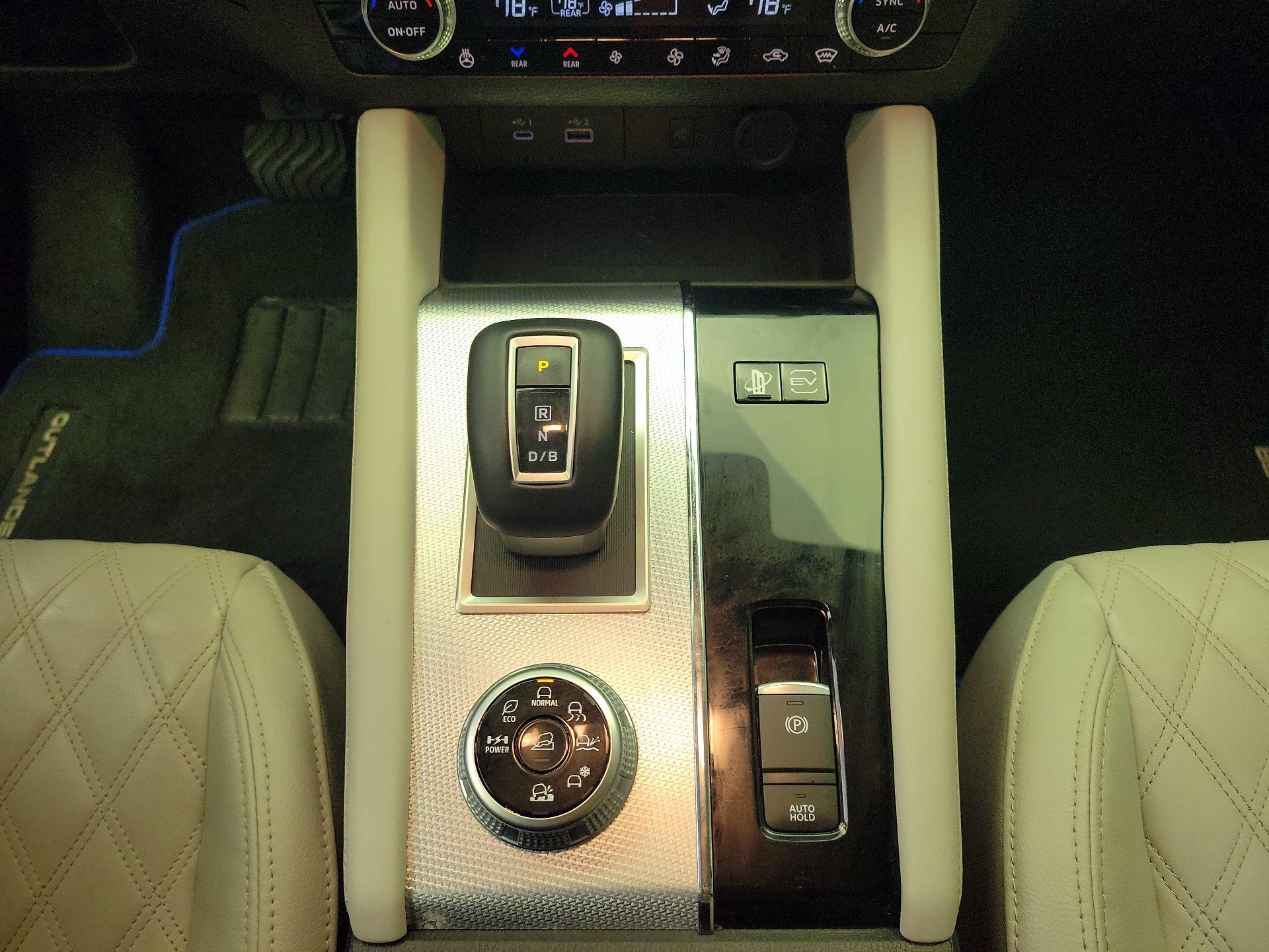 Thumbnail: 2023 Mitsubishi Outlander - 18