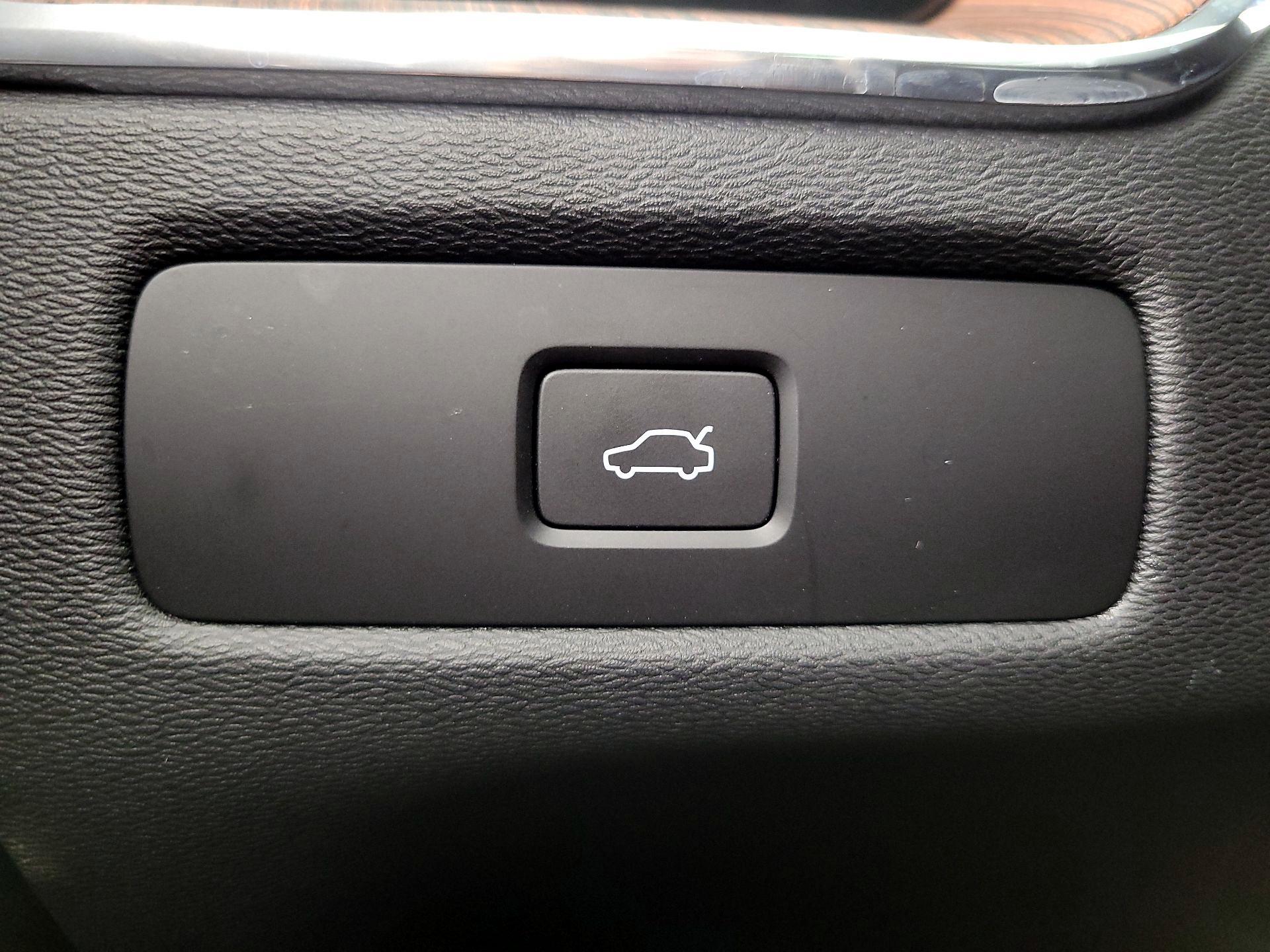 Thumbnail: 2023 Volvo XC60 - 13