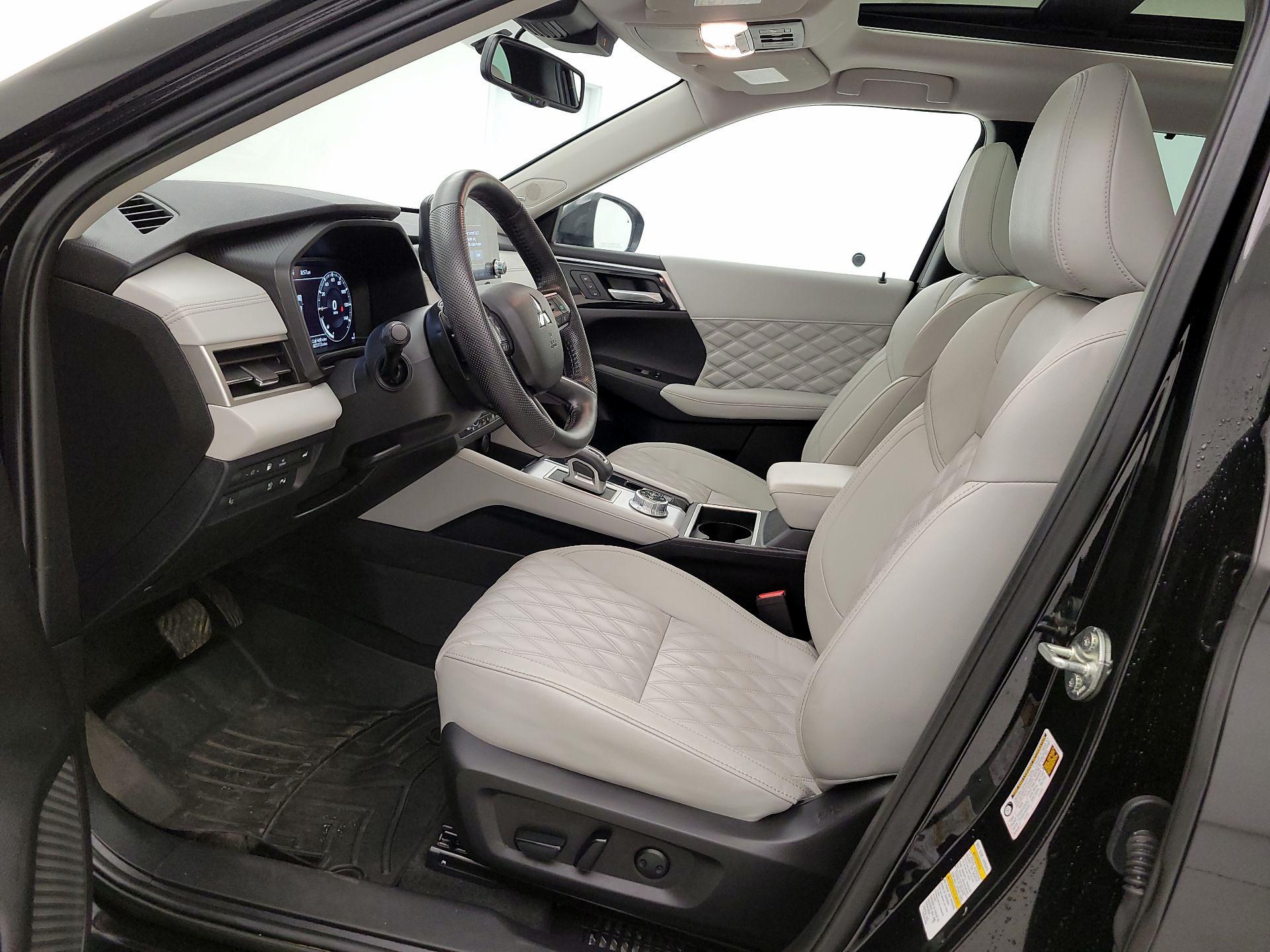 Thumbnail: 2023 Mitsubishi Outlander - 11