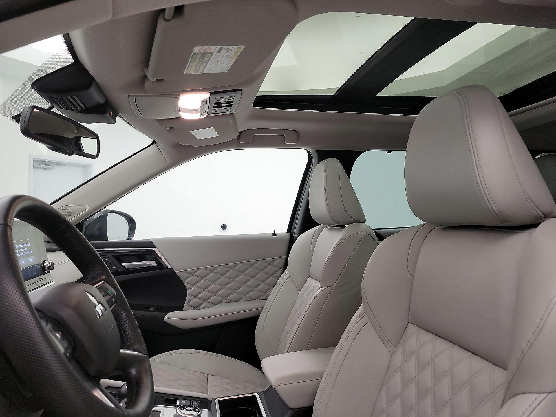 Thumbnail: 2023 Mitsubishi Outlander - 20