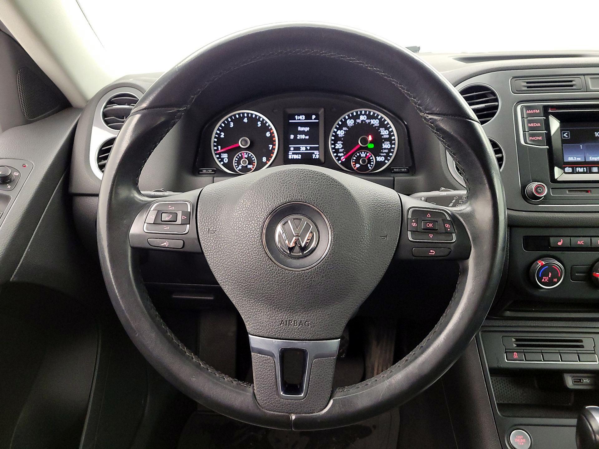 Thumbnail: 2016 Volkswagen Tiguan - 10