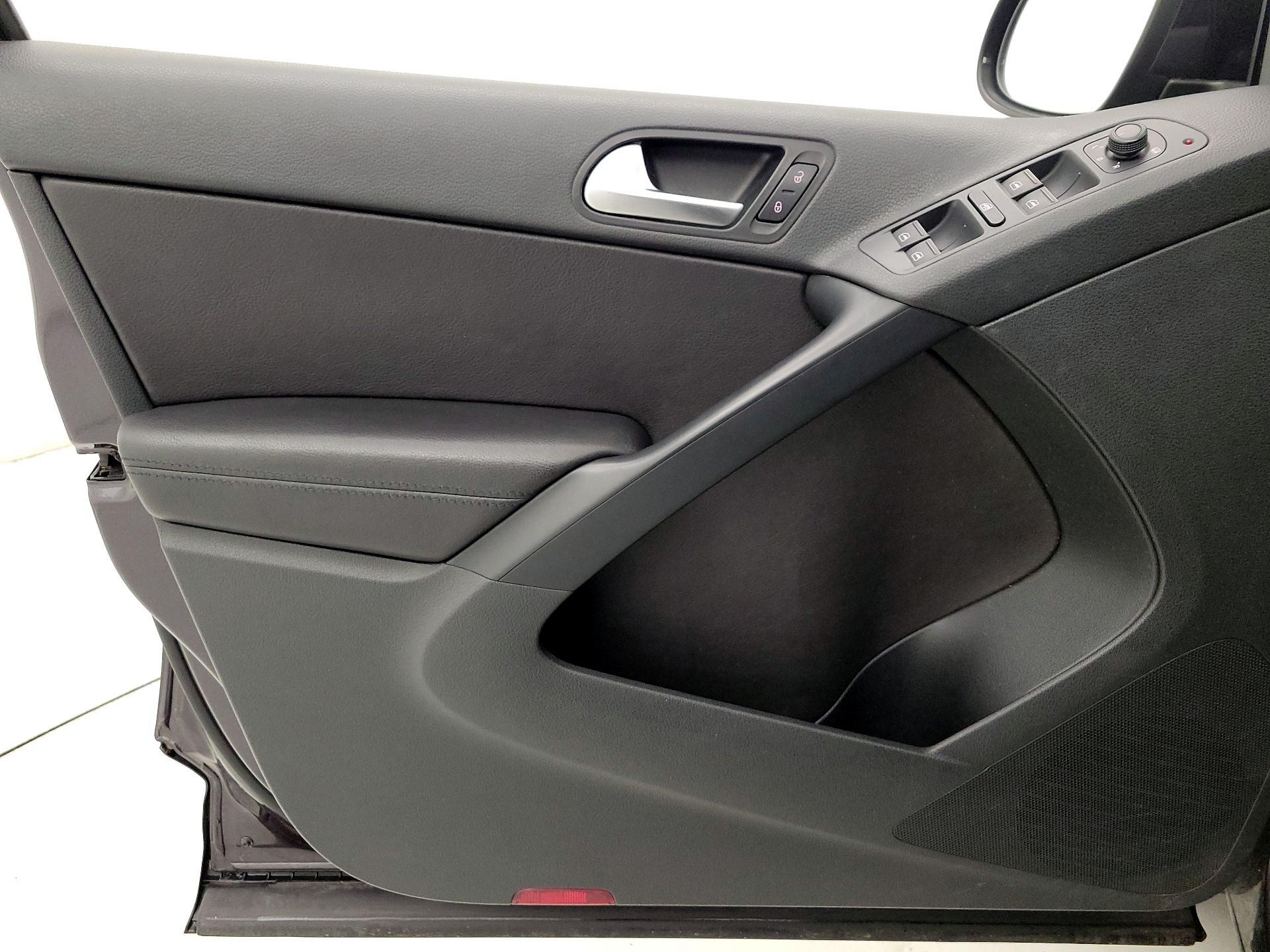 Thumbnail: 2016 Volkswagen Tiguan - 12