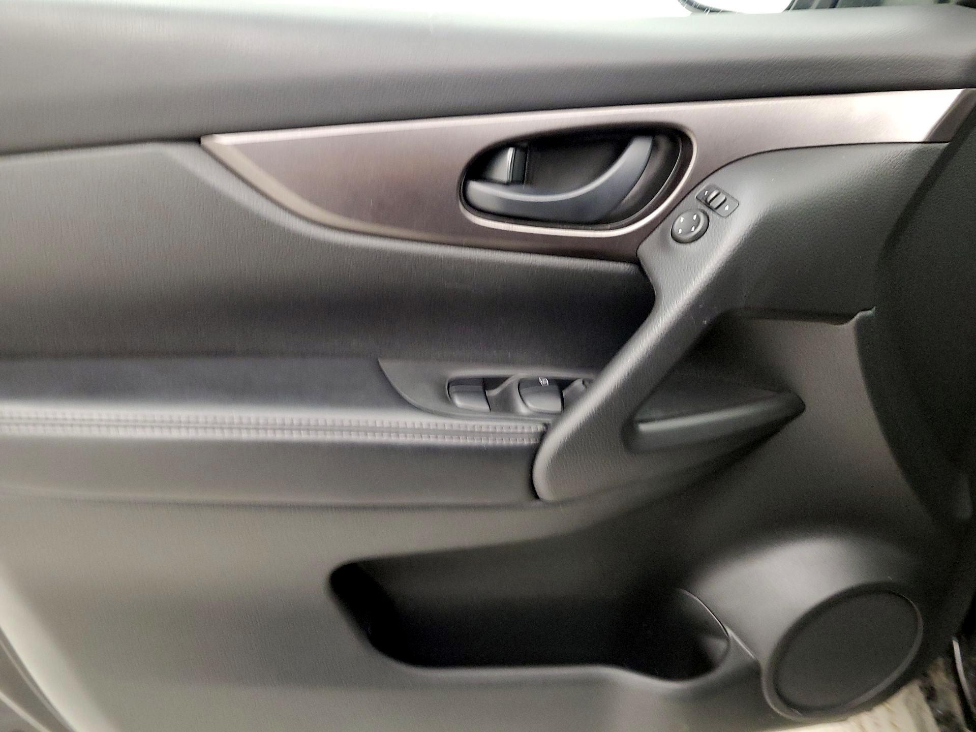 Thumbnail: 2018 Nissan Rogue Sport - 12