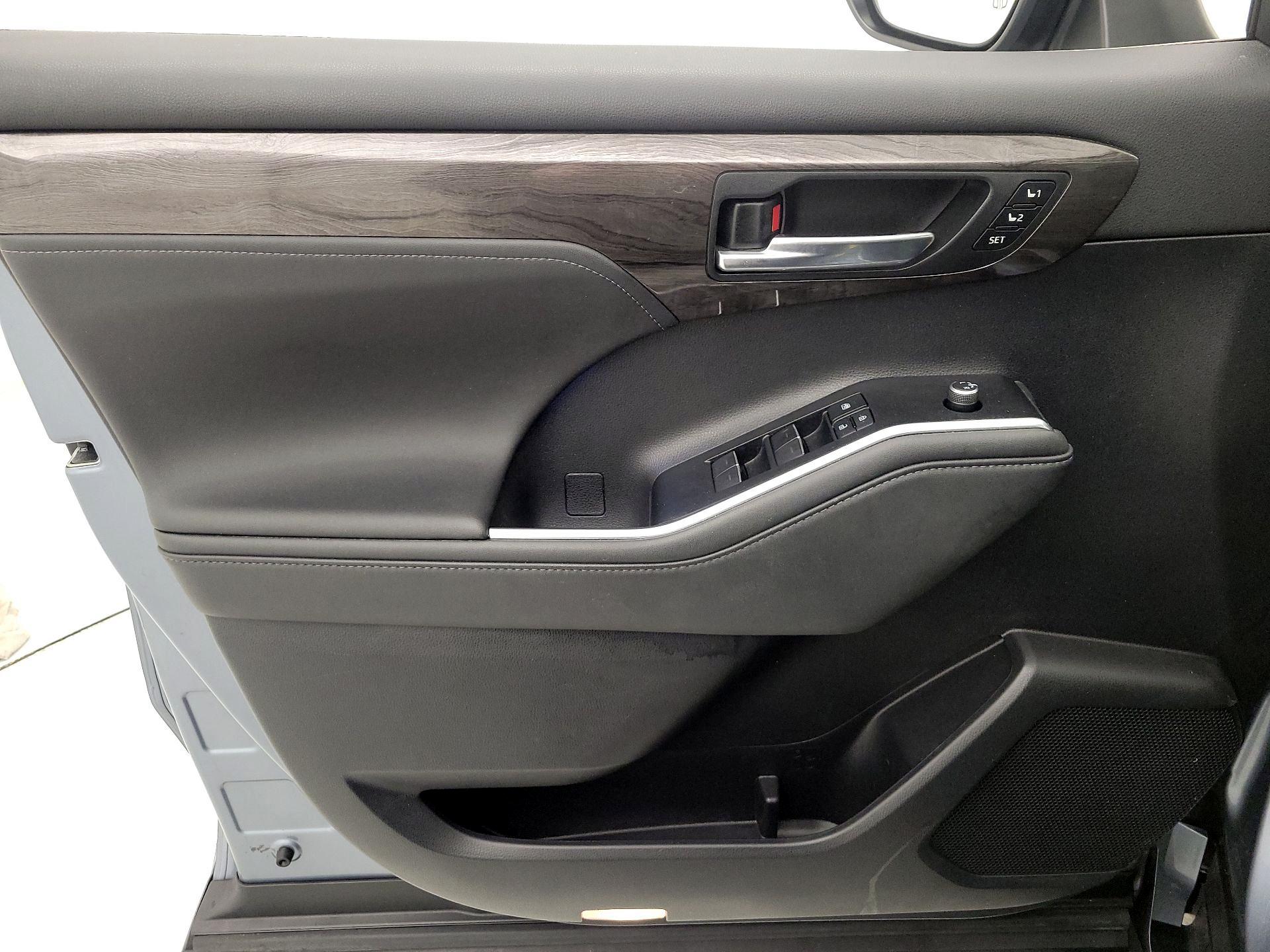 Thumbnail: 2020 Toyota Highlander - 12