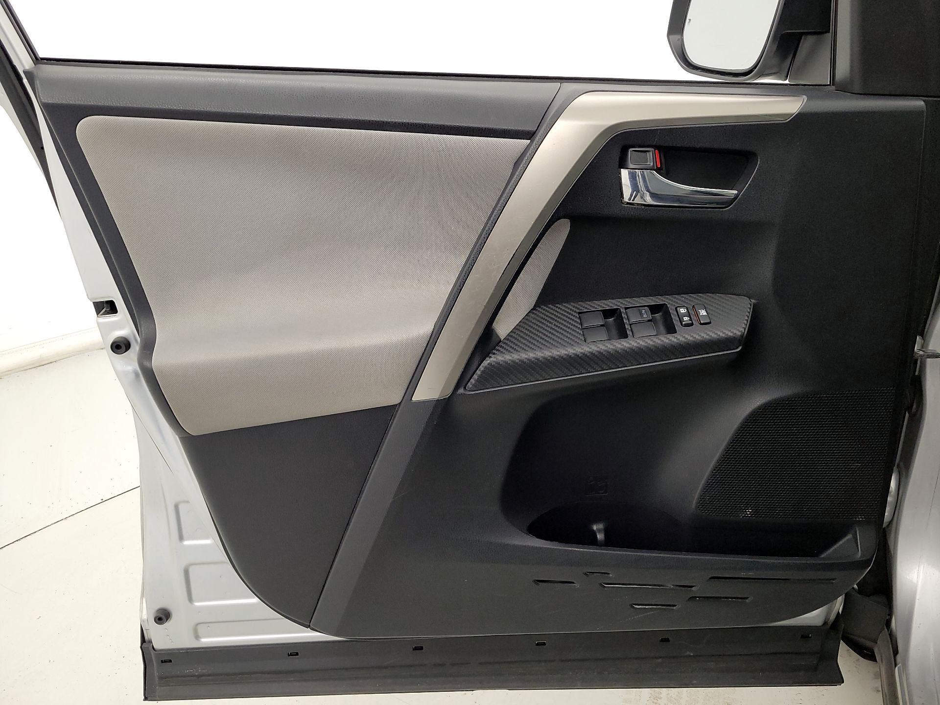 Thumbnail: 2015 Toyota RAV4 - 12