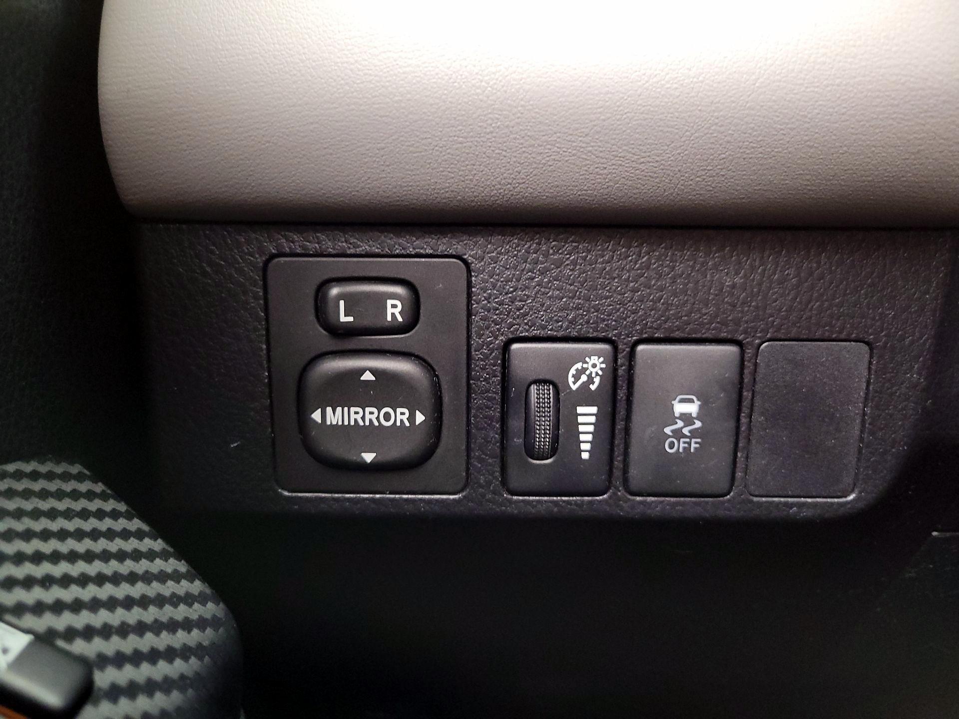 Thumbnail: 2015 Toyota RAV4 - 13