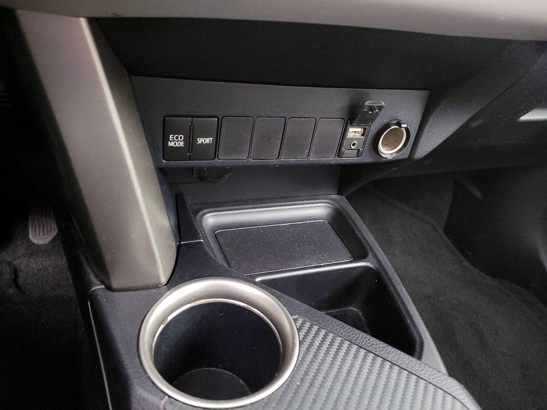 Thumbnail: 2015 Toyota RAV4 - 18