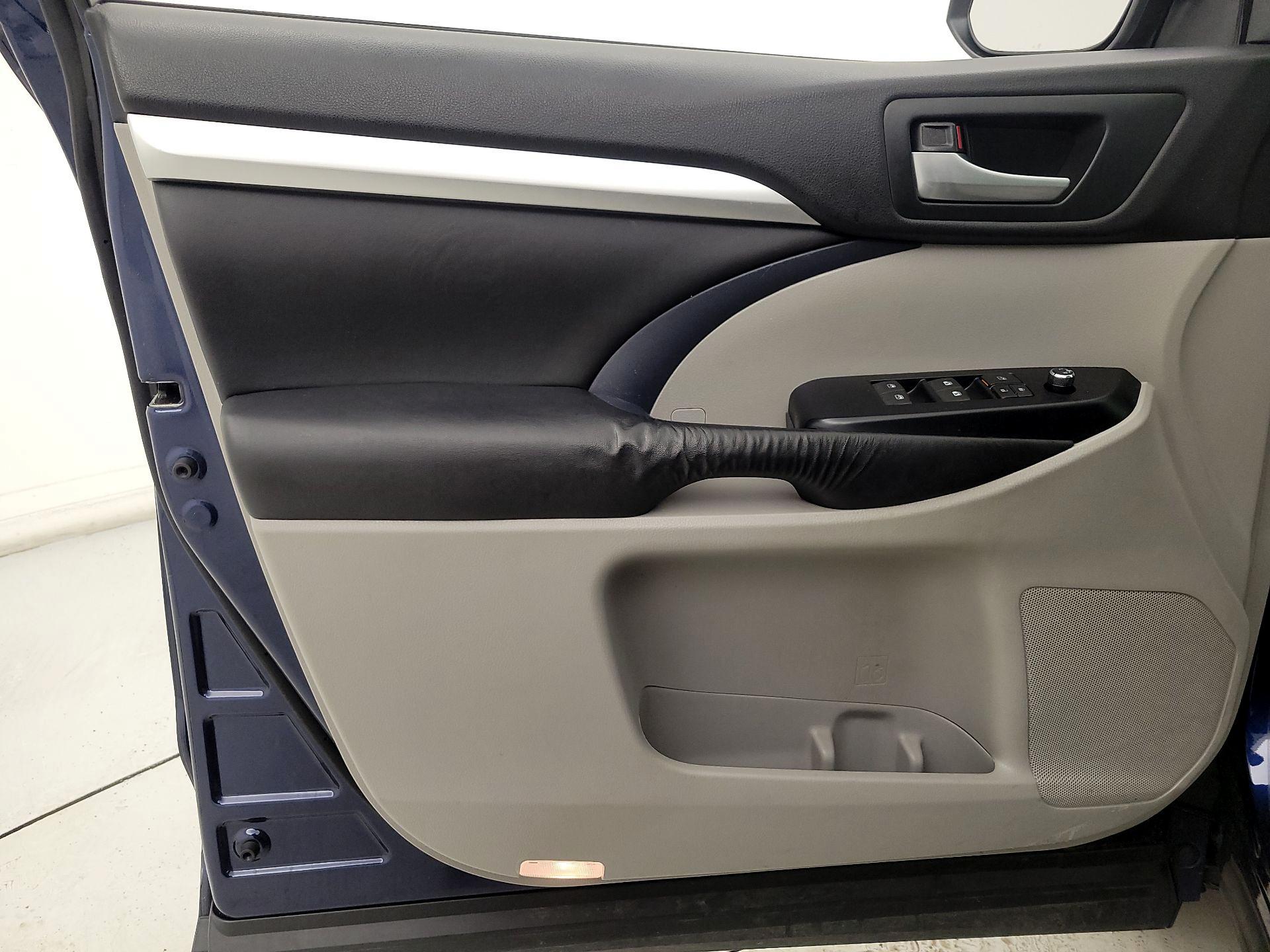 Thumbnail: 2016 Toyota Highlander - 12