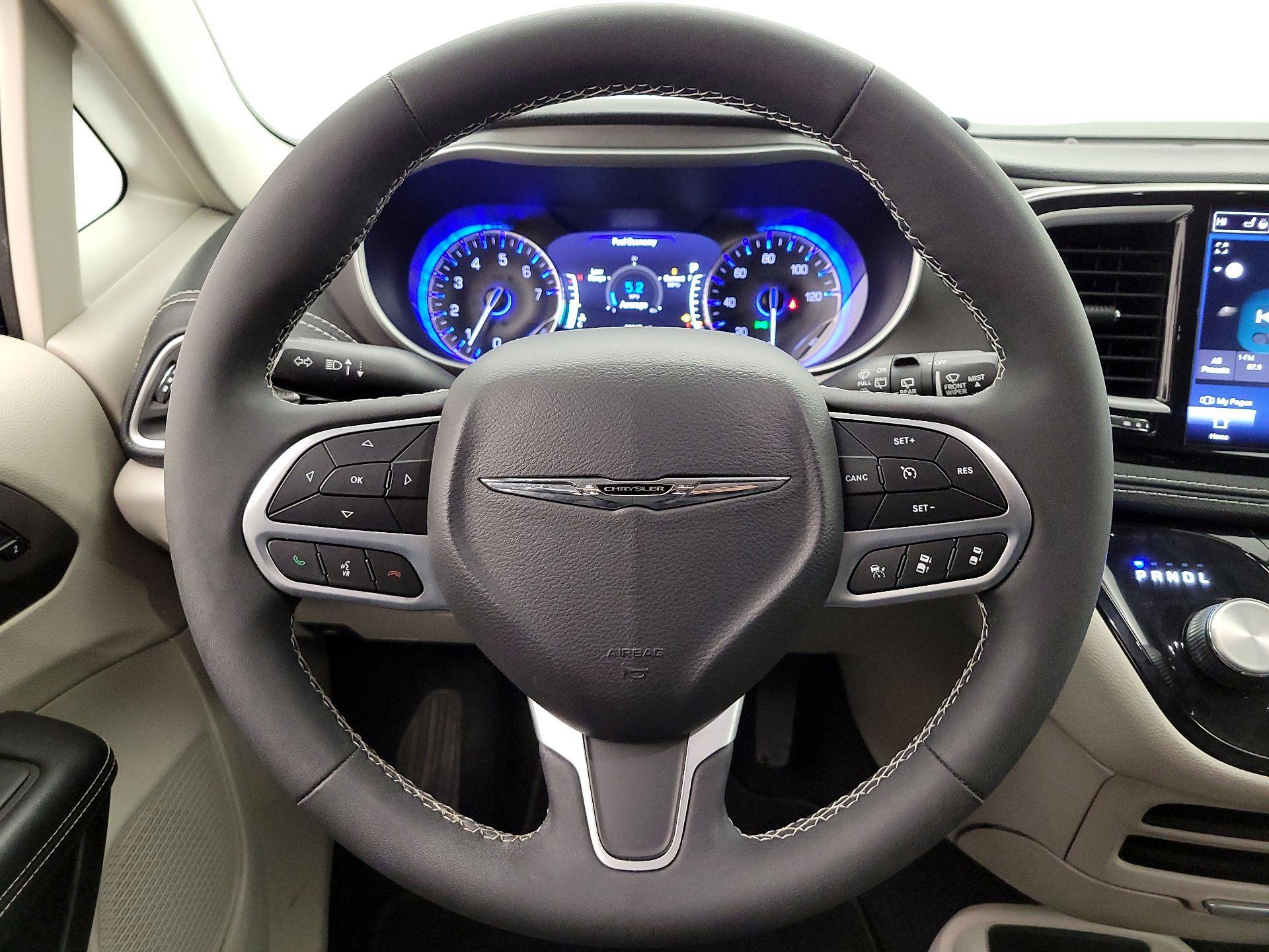 Thumbnail: 2022 Chrysler Pacifica - 10