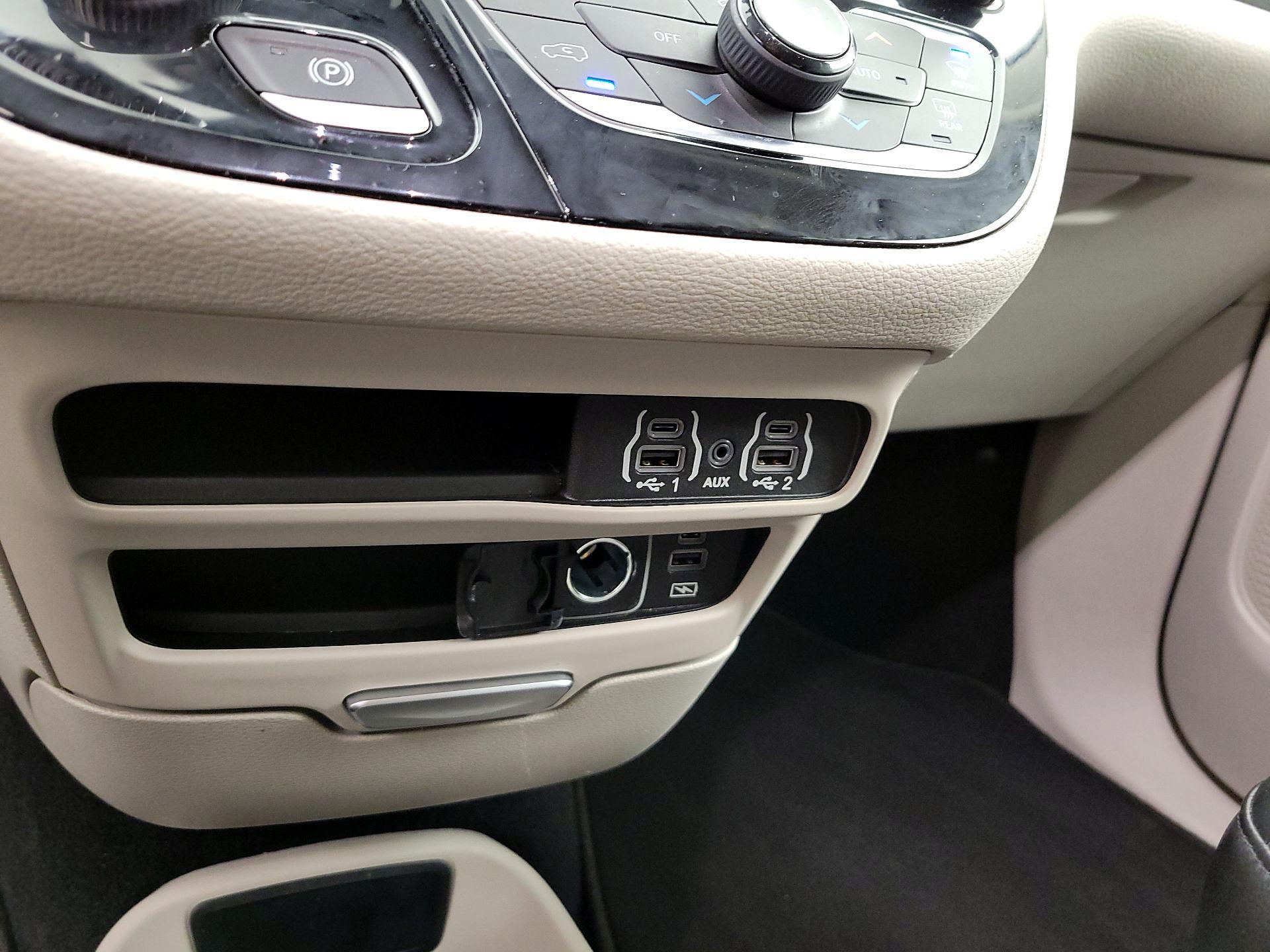 Thumbnail: 2022 Chrysler Pacifica - 18