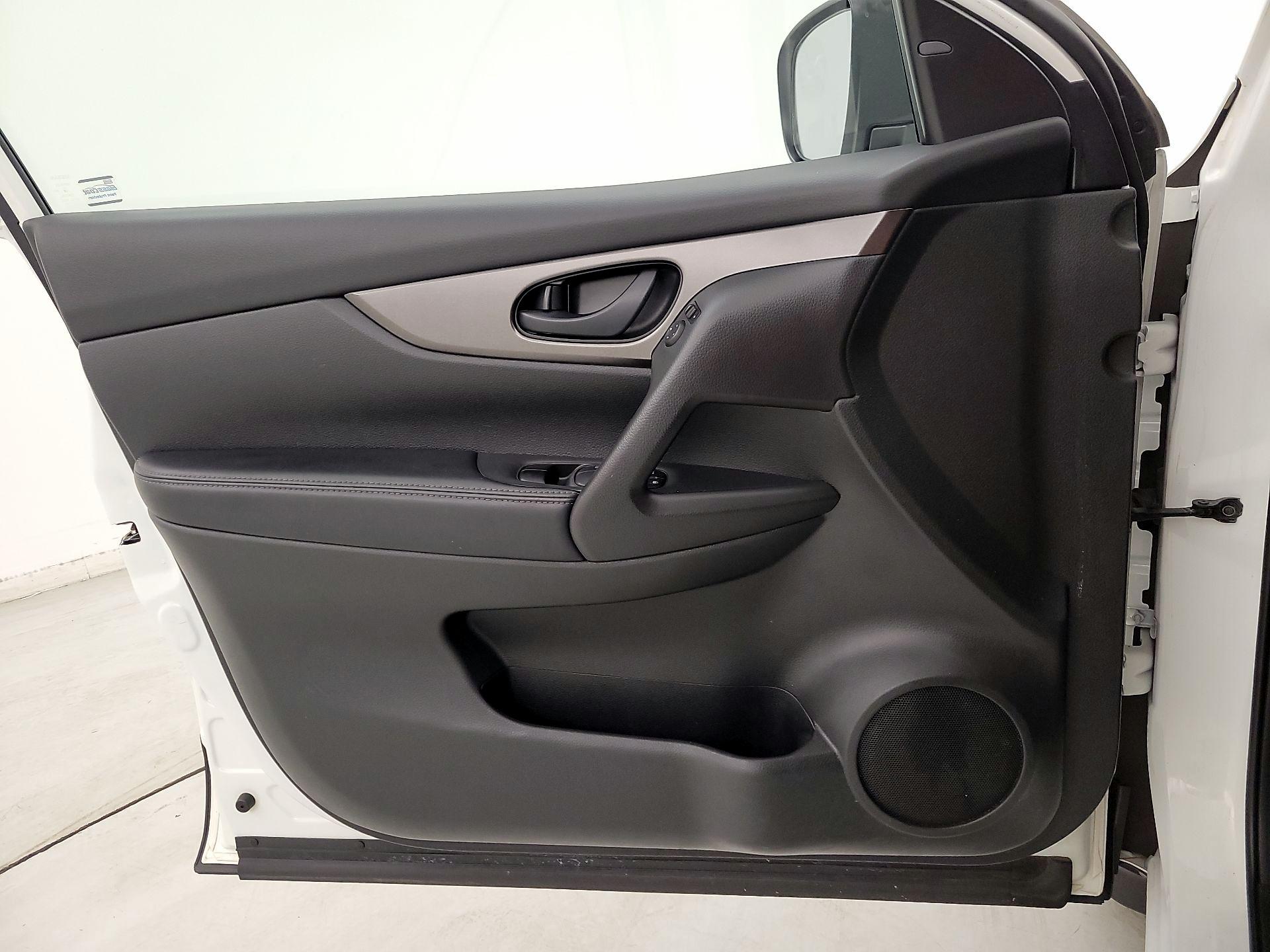 Thumbnail: 2019 Nissan Rogue Sport - 12