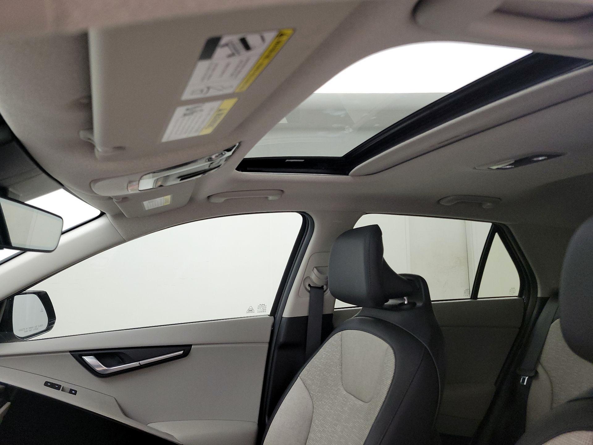 Thumbnail: 2023 Kia Niro - 20
